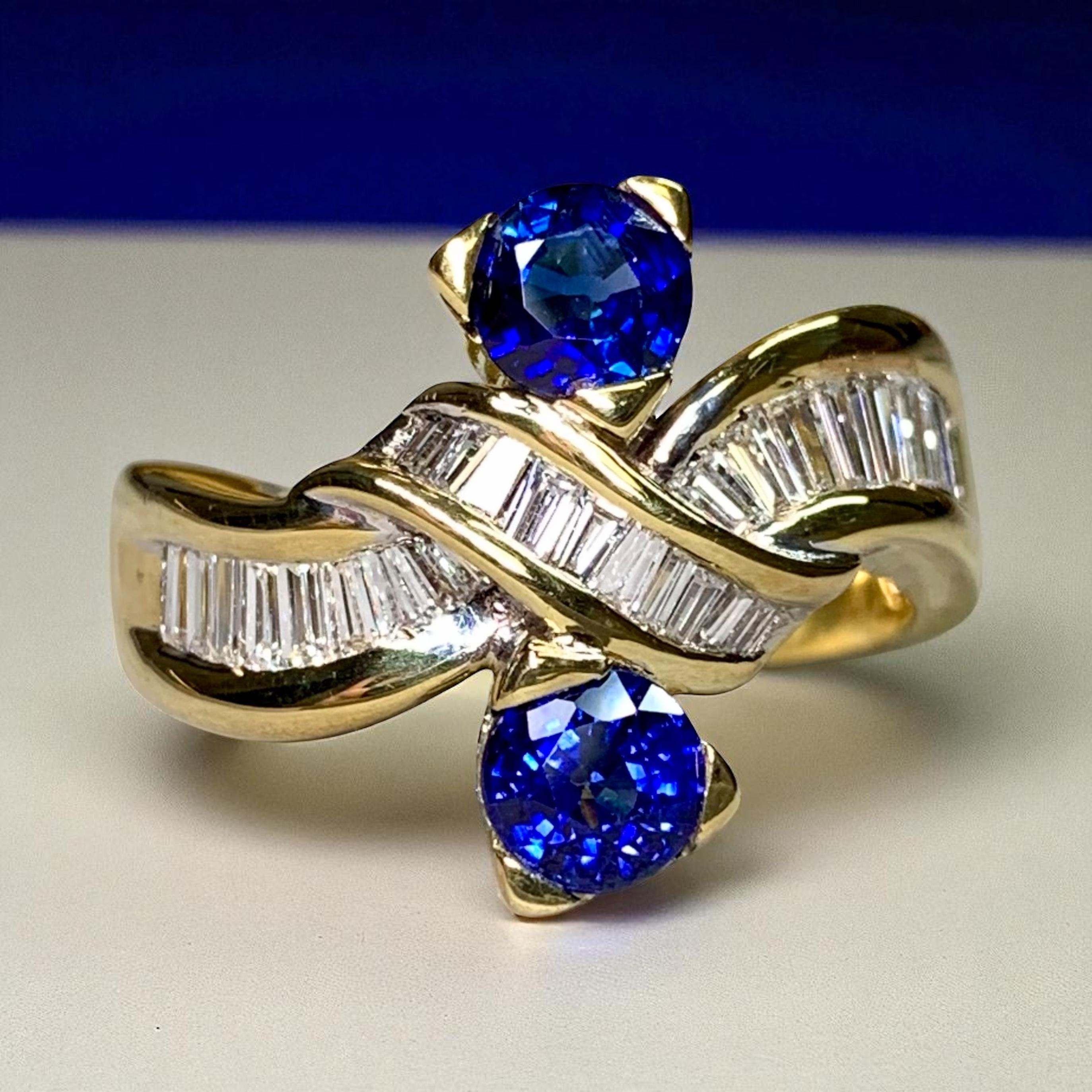 Estate 18K Interwoven Baguette Diamant Runde Saphir Nord Süd Cocktail Ring im Angebot 2