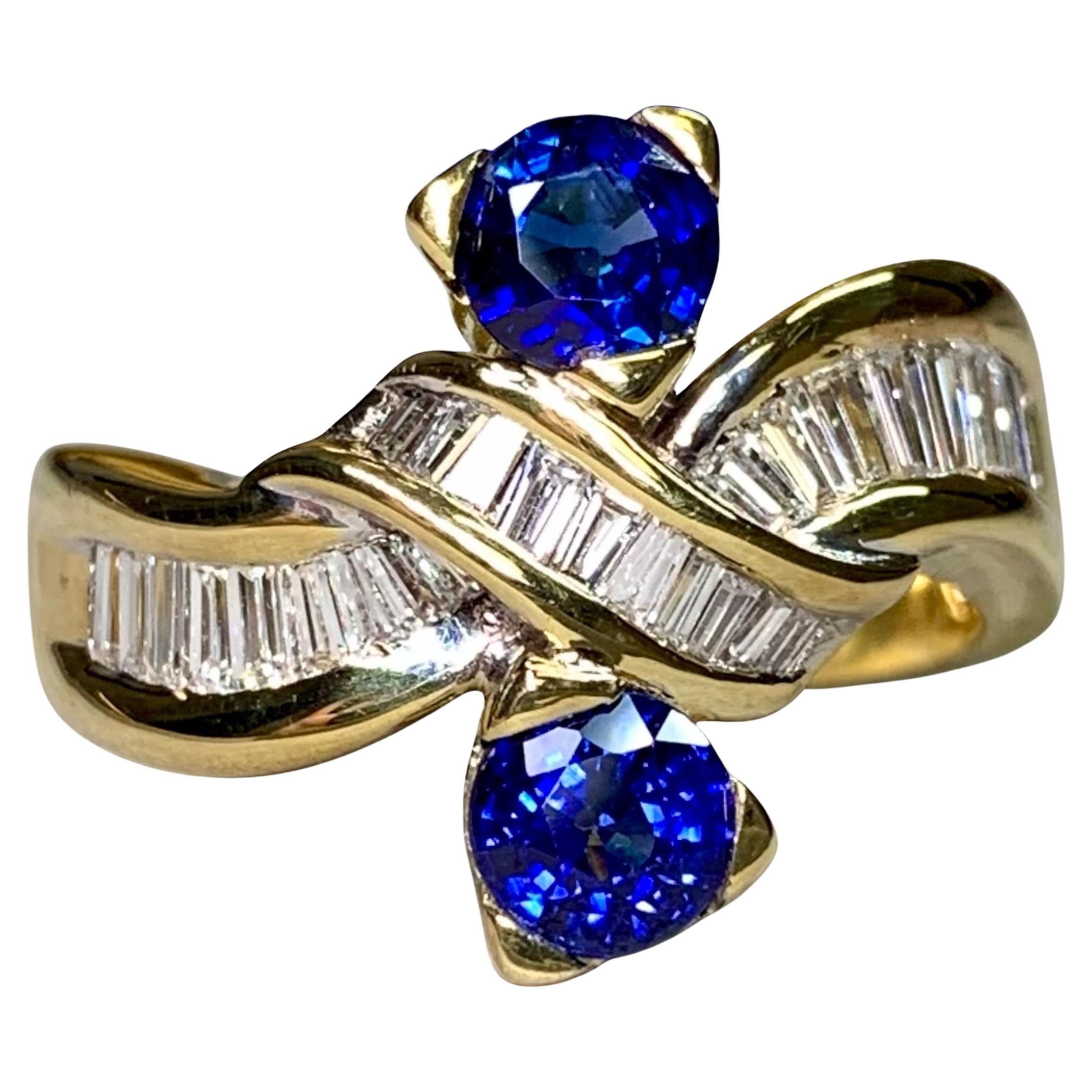 Estate 18K Interwoven Baguette Diamant Runde Saphir Nord Süd Cocktail Ring im Angebot