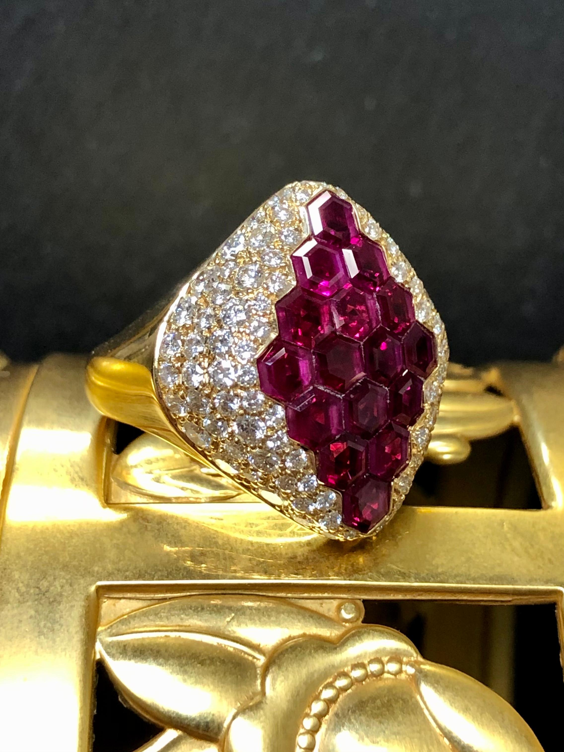 Contemporain Estate 18k Invisble Set Hexagonal Burmese Ruby Diamond Cocktail Ring 8cttw en vente