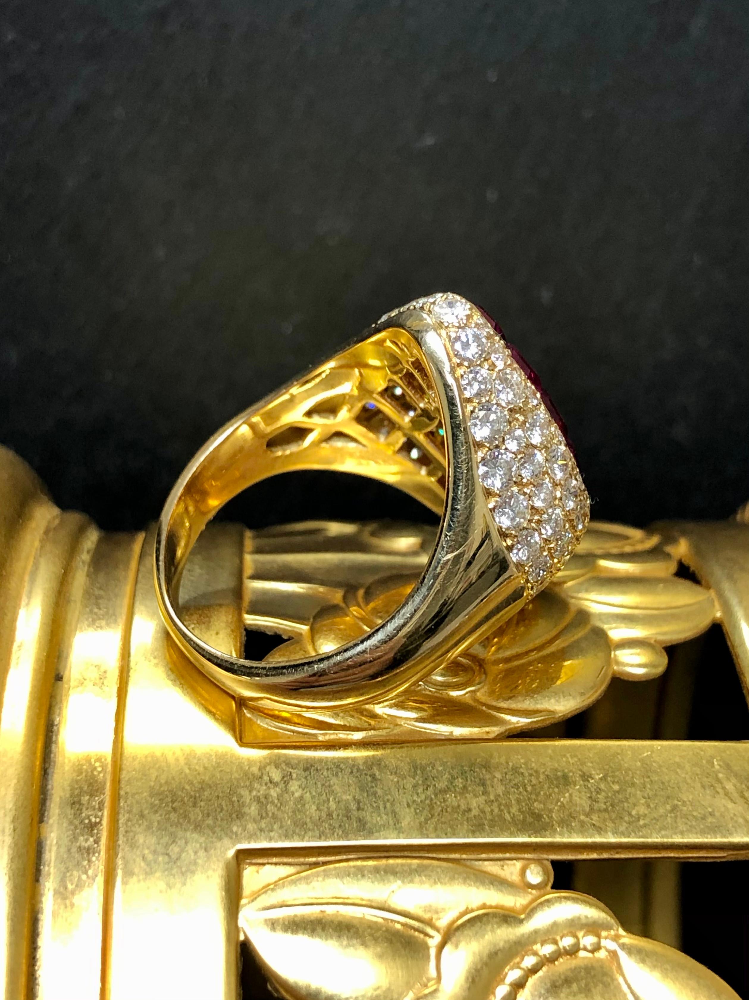 Nachlass 18k Unsichtbar gefasster sechseckiger burmesischer Rubin-Diamant-Cocktailring 8cttw (Hexagonschliff) im Angebot