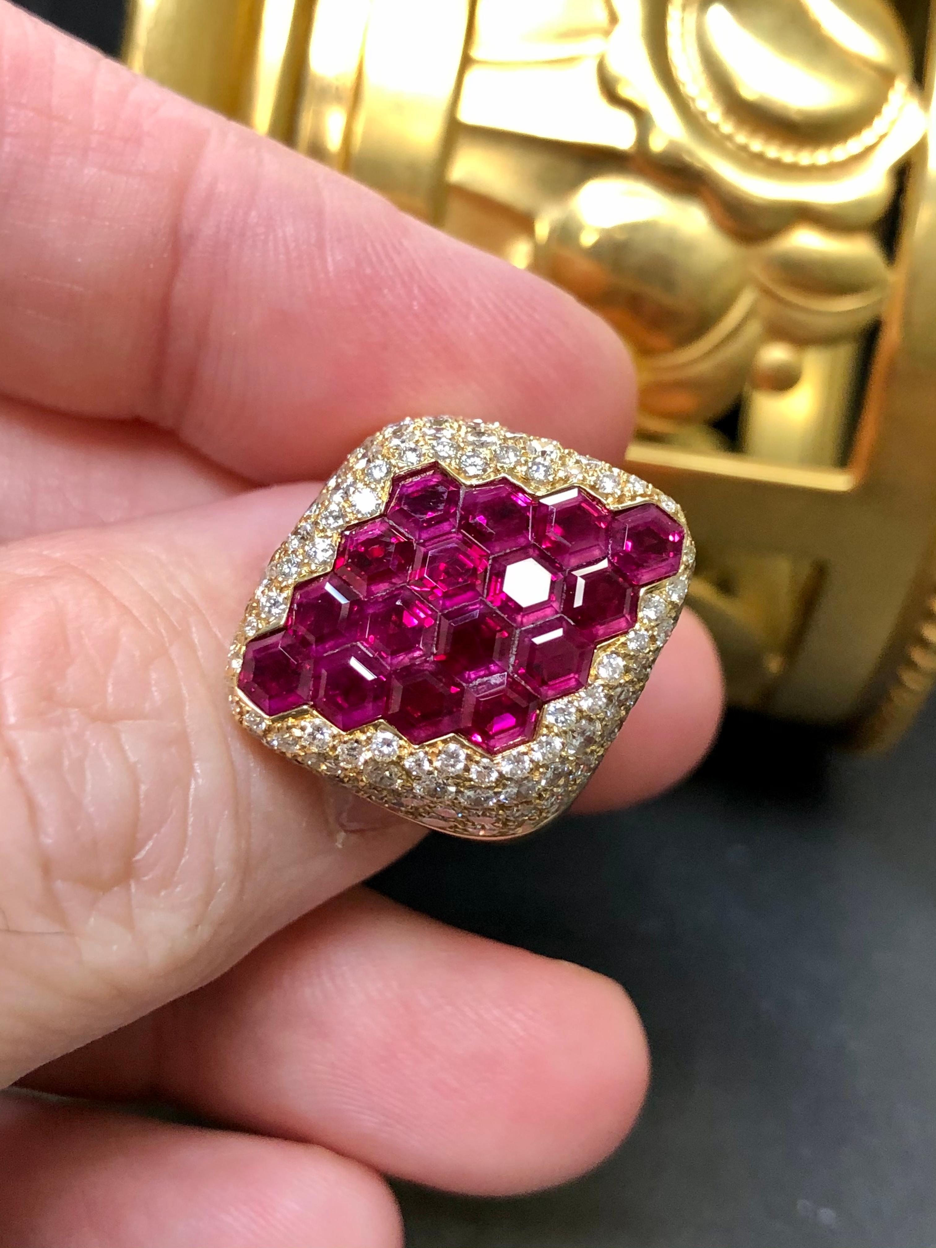 Nachlass 18k Unsichtbar gefasster sechseckiger burmesischer Rubin-Diamant-Cocktailring 8cttw Damen im Angebot