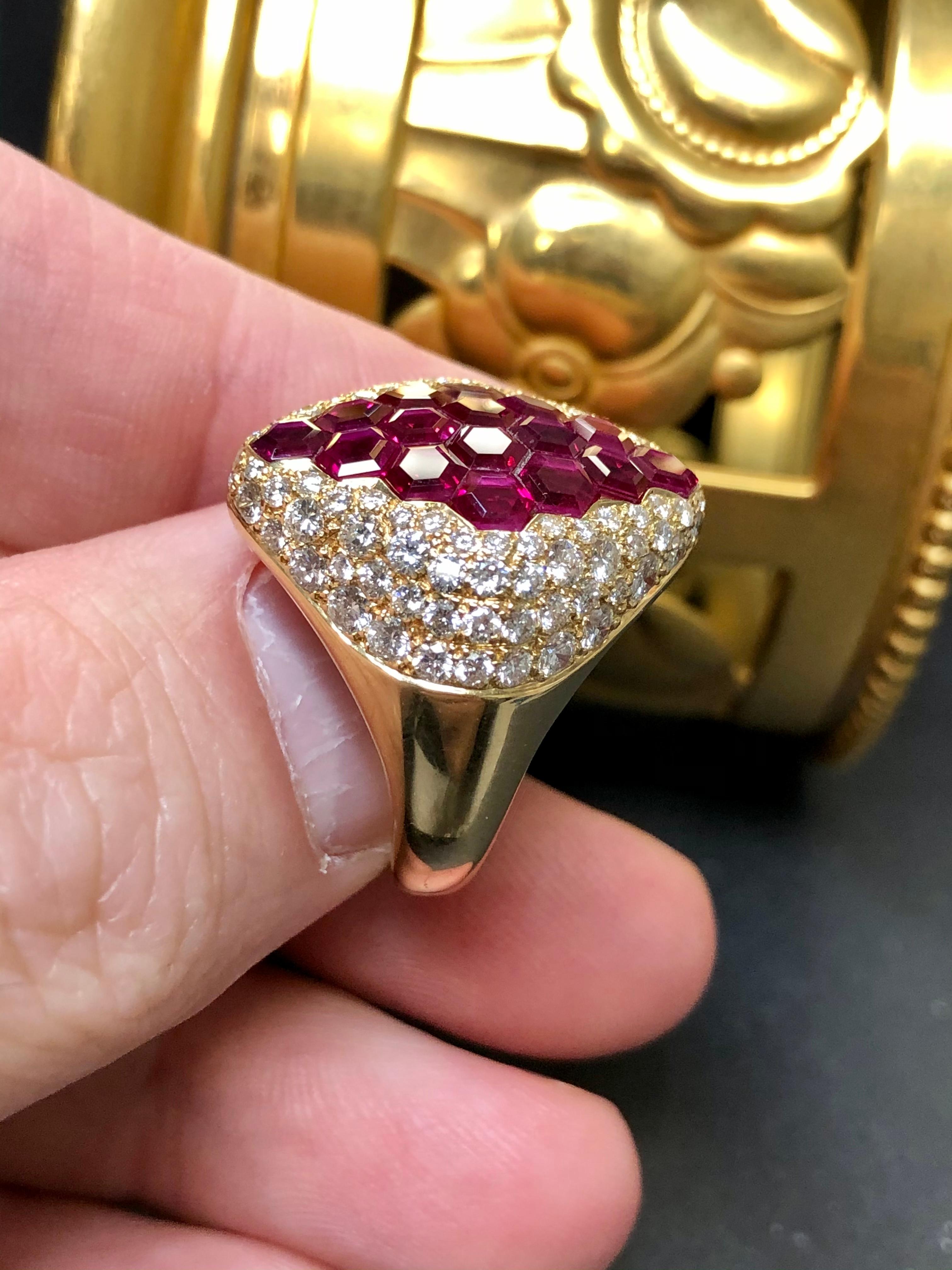 Nachlass 18k Unsichtbar gefasster sechseckiger burmesischer Rubin-Diamant-Cocktailring 8cttw im Angebot 1