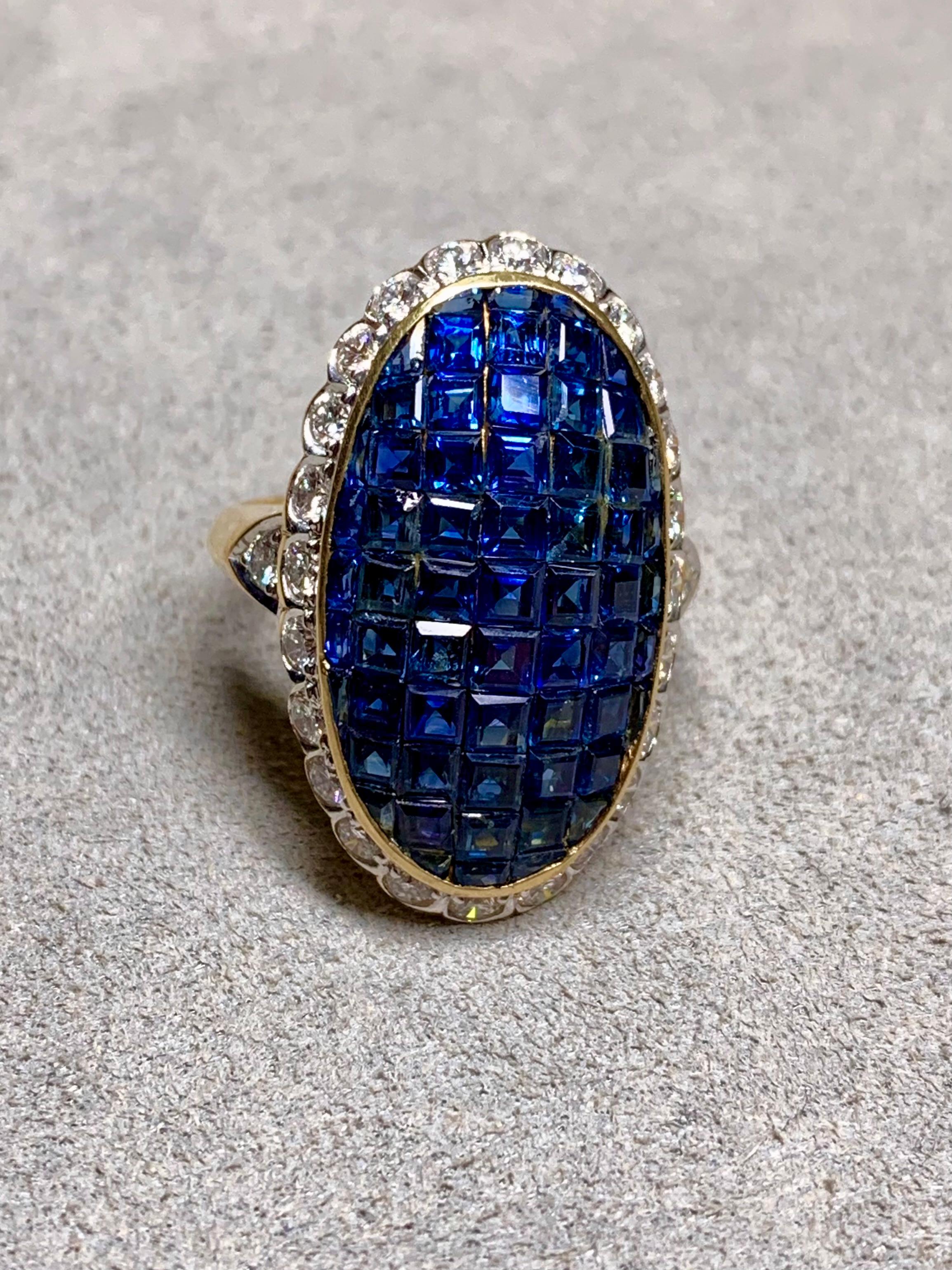 Cette bague de cocktail superbement réalisée en or jaune et blanc 18 carats met en valeur environ 4,50 carats de saphirs de taille carrée, invisiblement sertis pour former un champ sans faille d'un bleu royal profond et brillant. Les saphirs sont