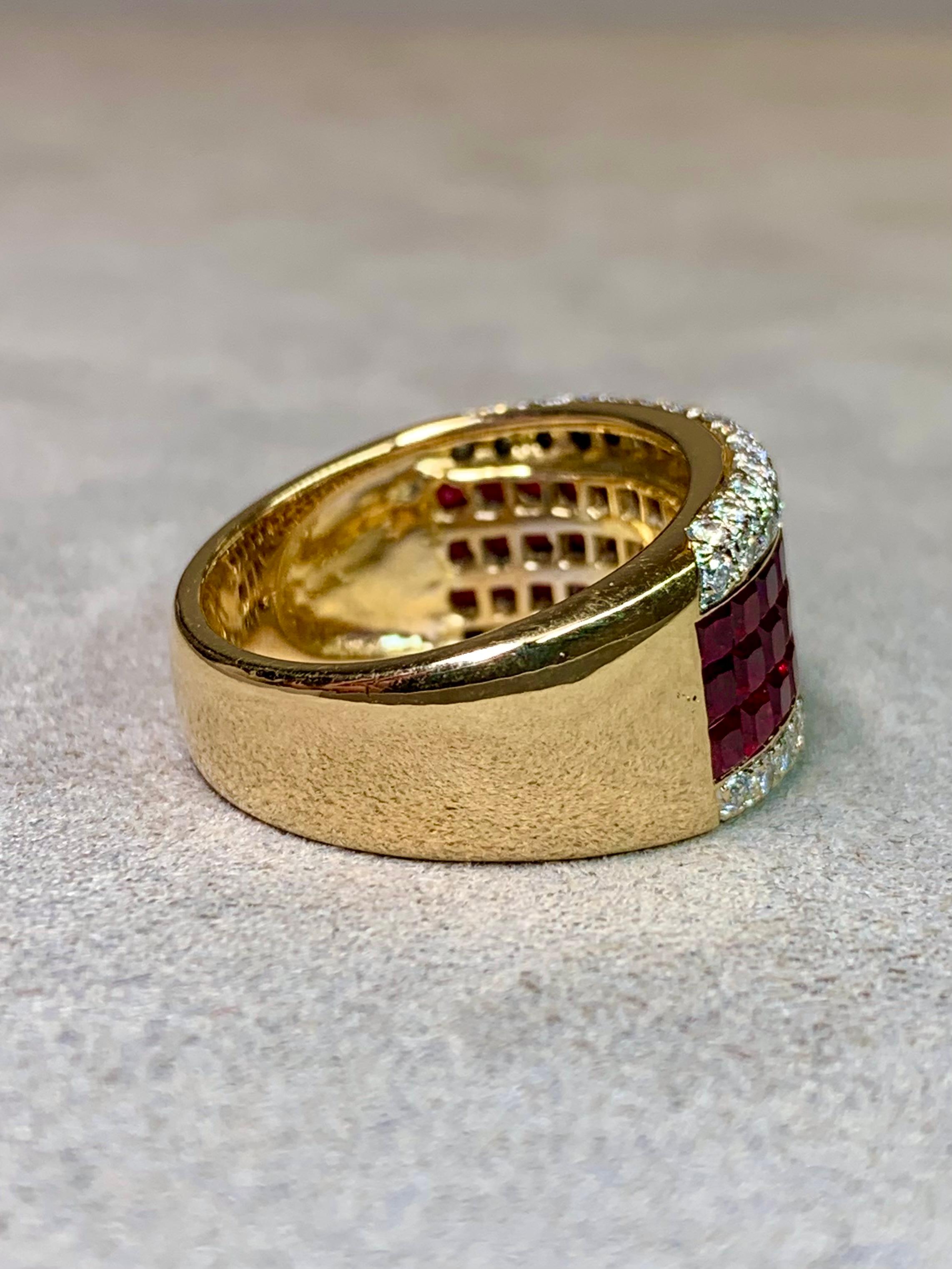 Questo audace ed elegante anello da cocktail di proprietà fa una dichiarazione forte con i suoi ricchi rubini rossi e i diamanti scintillanti. Realizzato con maestria in oro giallo 18 carati, il design a fascia larga mette in mostra l'arte