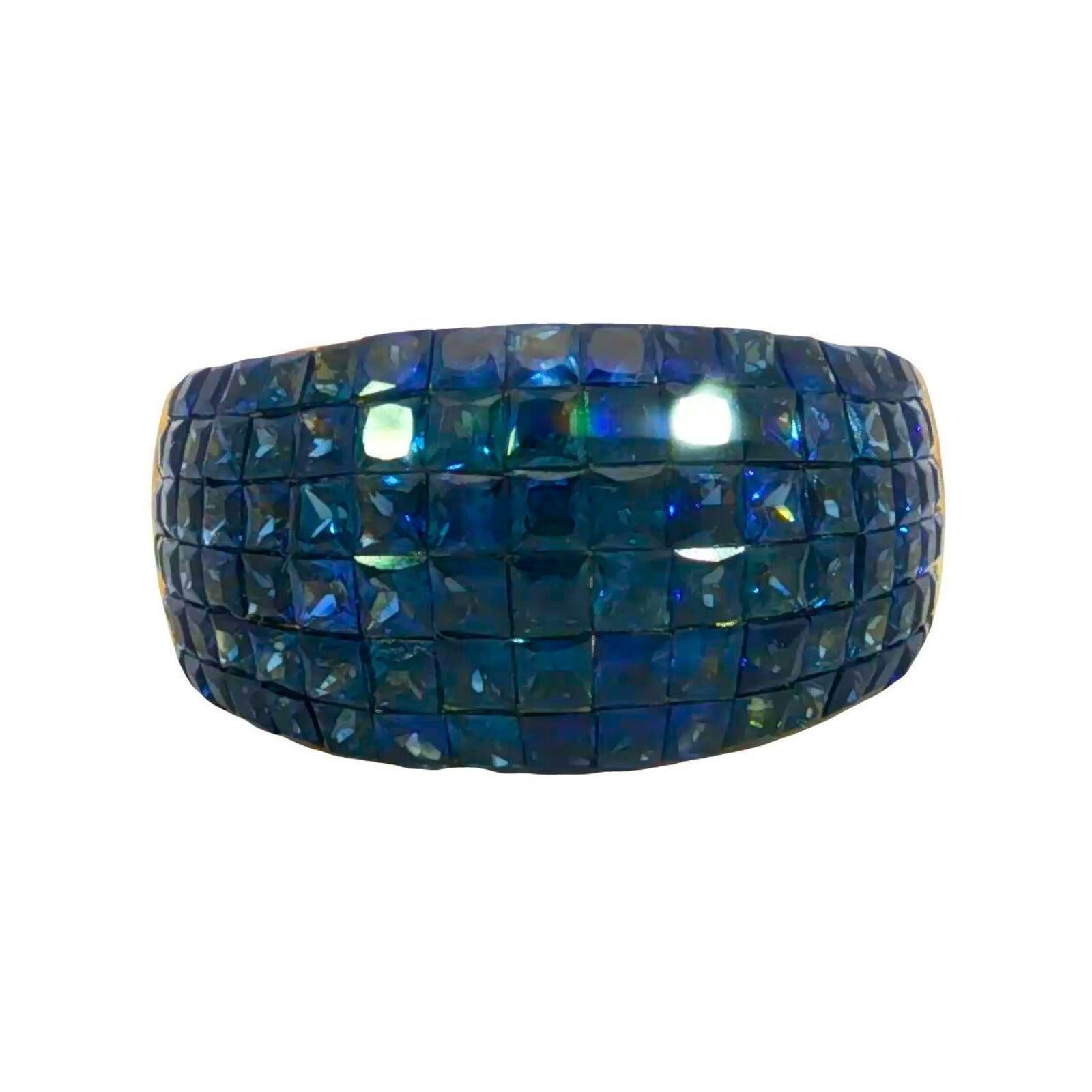Estate 18K Invisible-Set Sapphire Ring Yellow Gold ~5.11ctw 

Cette audacieuse bague à sertissage invisible présente une mosaïque de saphirs bleus de taille carrée, totalisant 5,11 carats, disposés dans un design en forme de dôme qui met en valeur