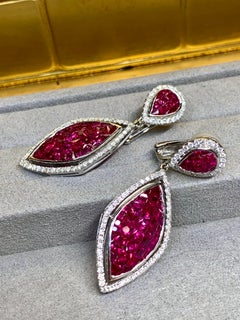 Estate 18K – Unsichtbar gefasste, leuchtend rote Rubine in Marquise-Schliff als hängende Ohrringe, 9,42 Karat Gesamtgewicht
