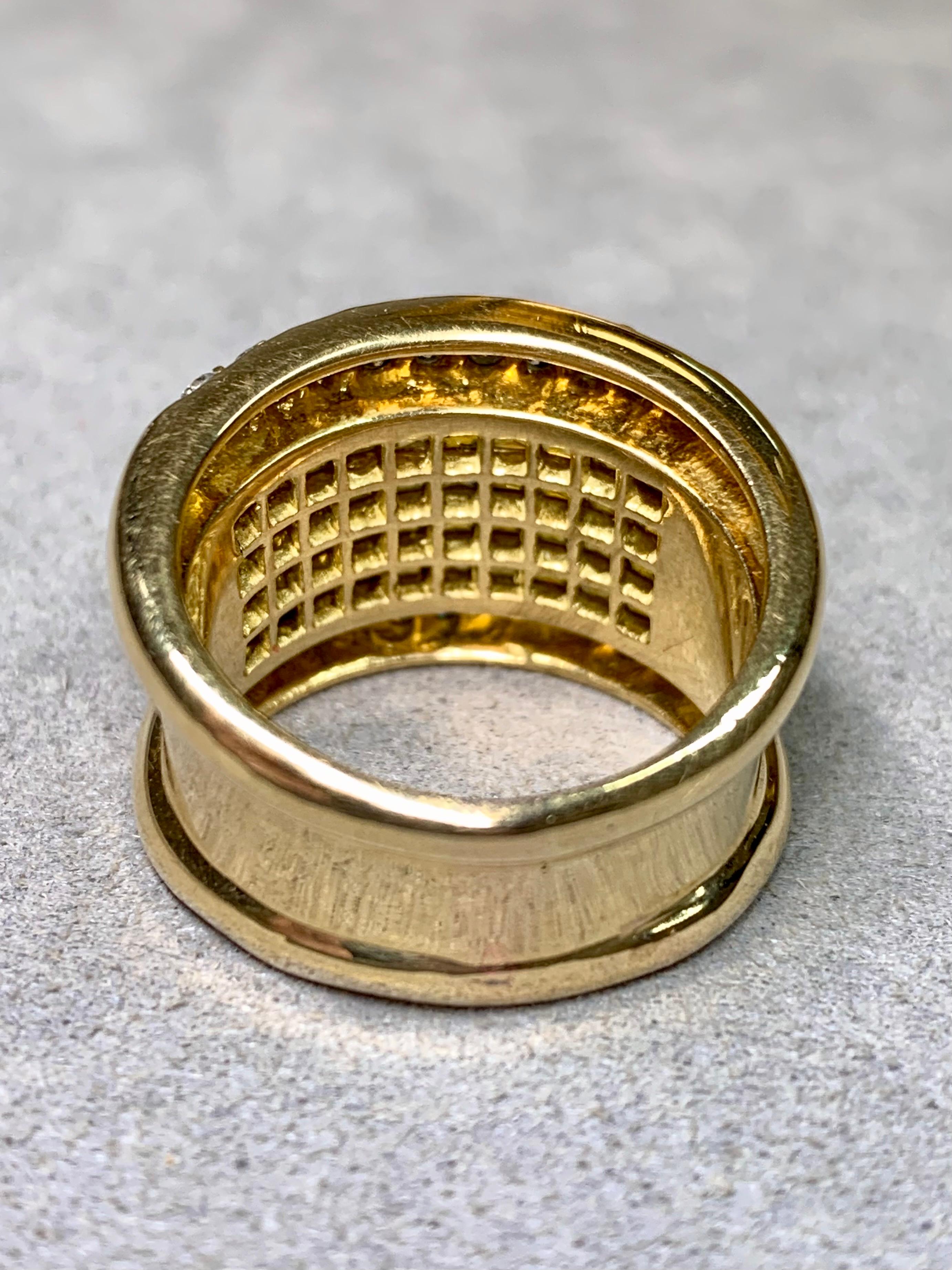 Dieser Cocktailring mit breitem Band ist ein kühnes und auffälliges Accessoire, das meisterhaft aus reichem 18-karätigem Gelbgold gefertigt ist. Mit einem nahtlosen Feld aus unsichtbar gefassten gelben Natursaphiren strahlt er Wärme und Luxus aus.