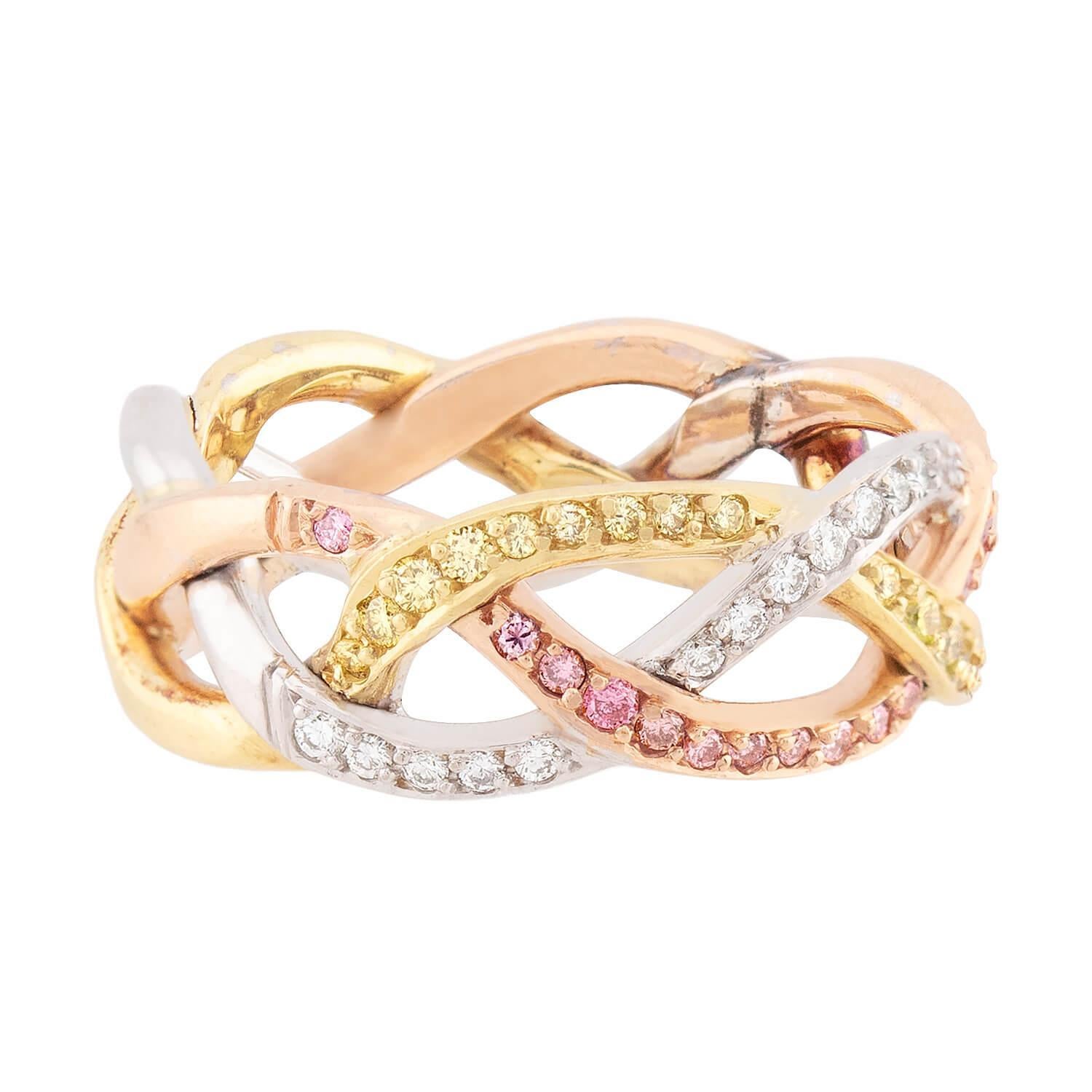 Una splendida fascia intrecciata! Realizzato in oro rosa, bianco e giallo a 18 carati, questo anello presenta un esclusivo design a ritaglio intrecciato. Le tre tonalità di oro si intrecciano meravigliosamente e la metà anteriore dell'anello è