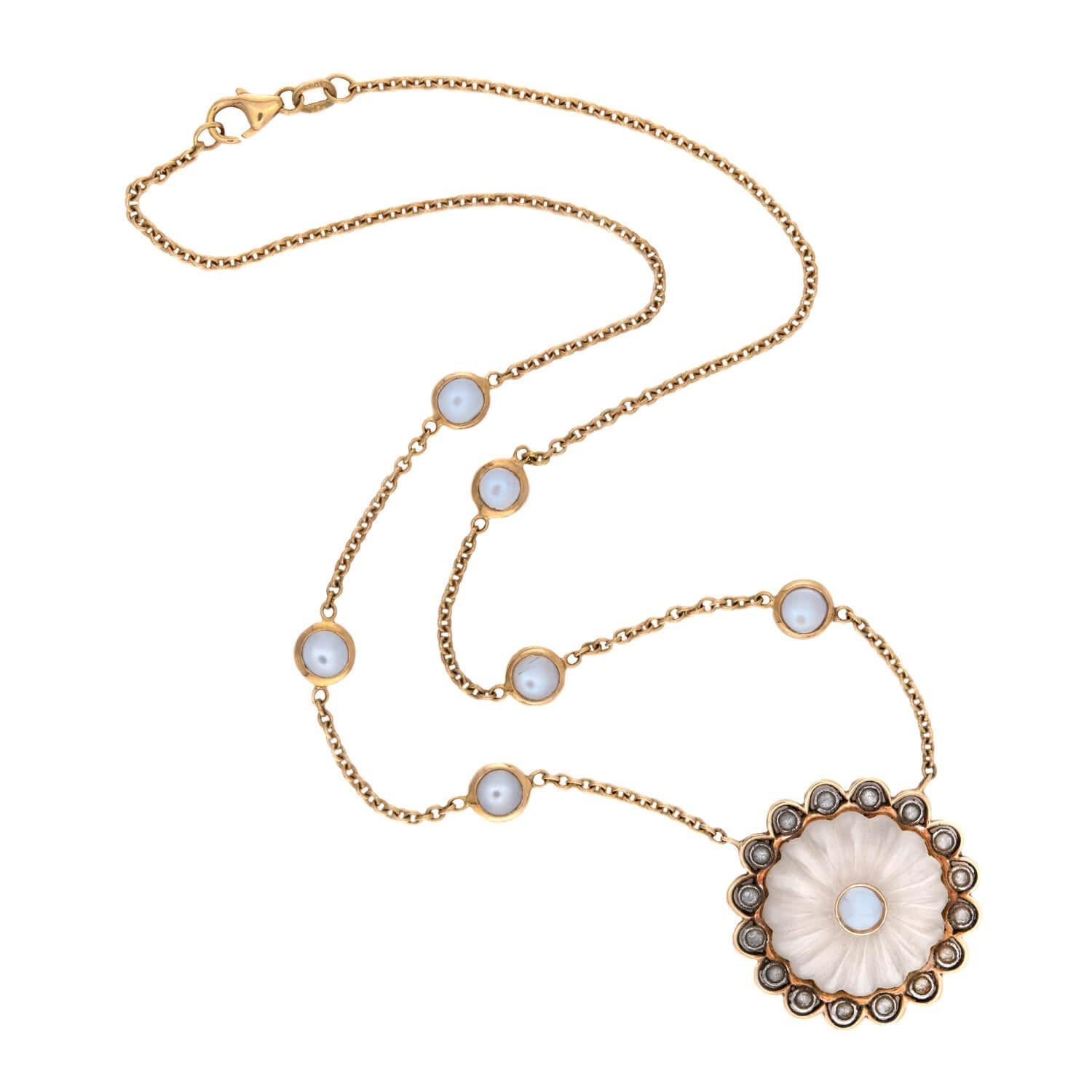 Un'incantevole collana di pietra di luna, quarzo roccioso e zaffiro bianco! Questo bellissimo pezzo è realizzato in oro giallo 18 carati e presenta un grande centrotavola. Il centrotavola è caratterizzato da un cristallo di quarzo roccioso