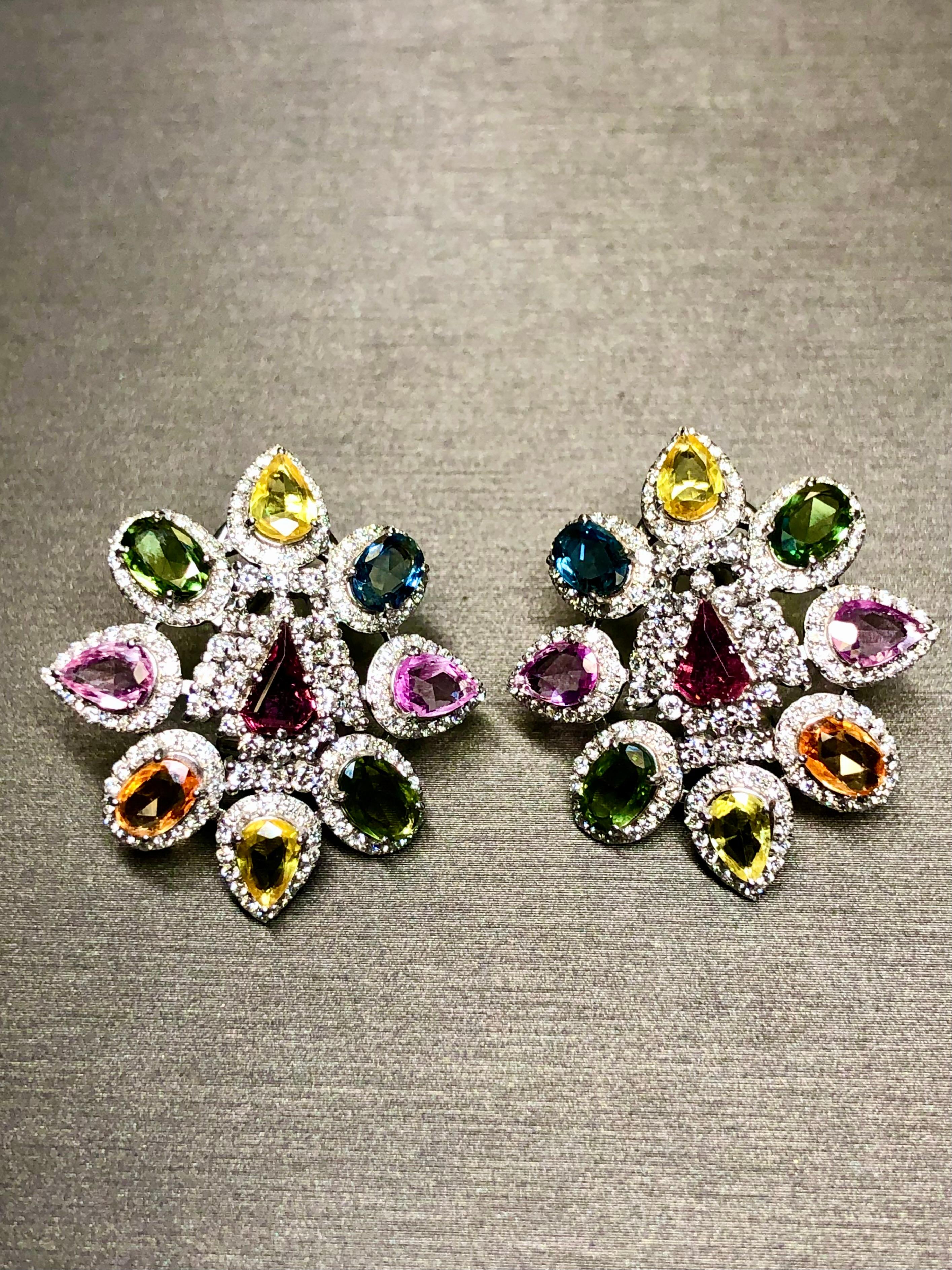 Nachlass 18K Multicolored Fancy Saphir Diamant Omega Back Huggie Ohrringe 11cttw (Zeitgenössisch) im Angebot
