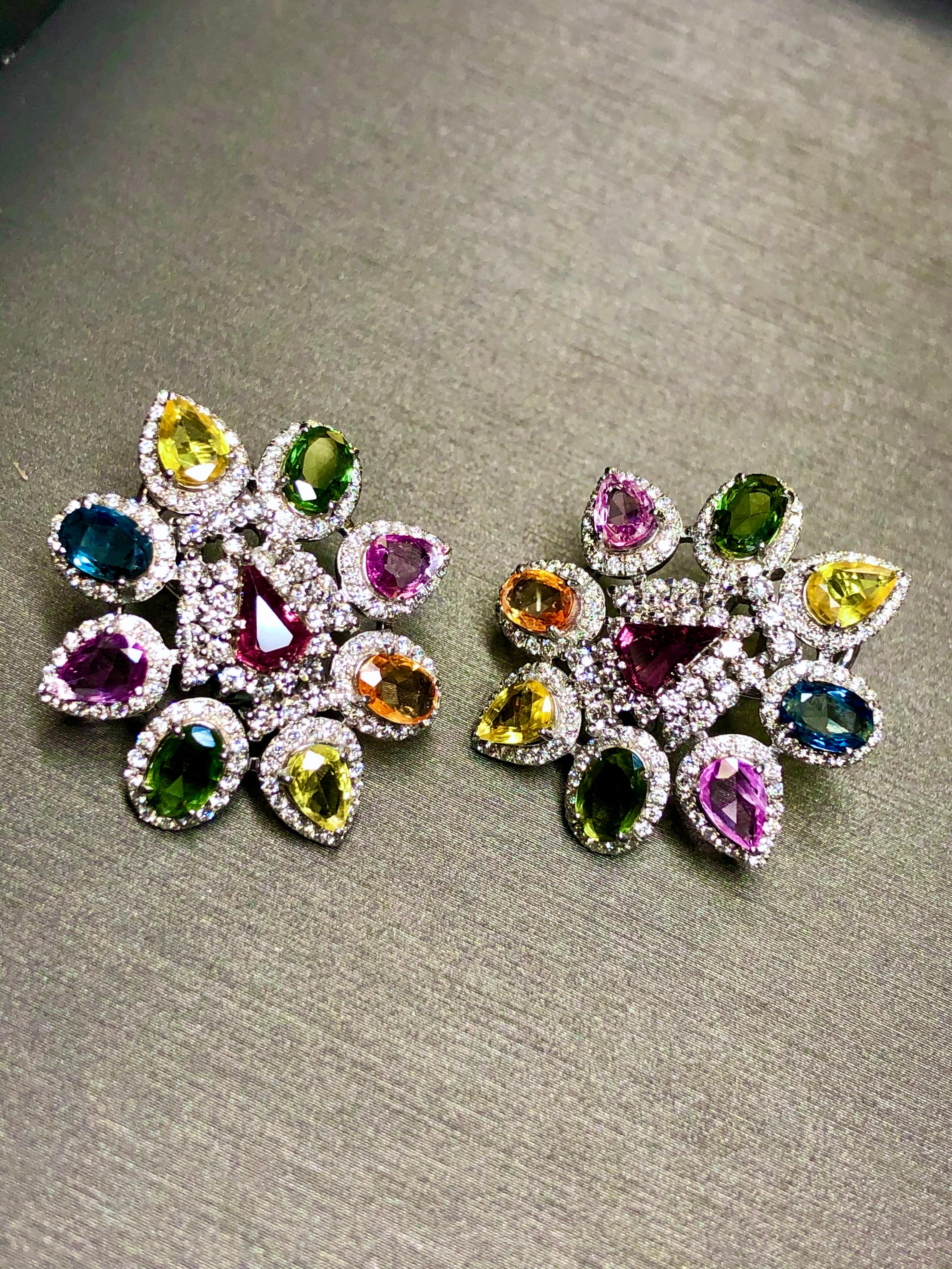 Nachlass 18K Multicolored Fancy Saphir Diamant Omega Back Huggie Ohrringe 11cttw (Tropfenschliff) im Angebot