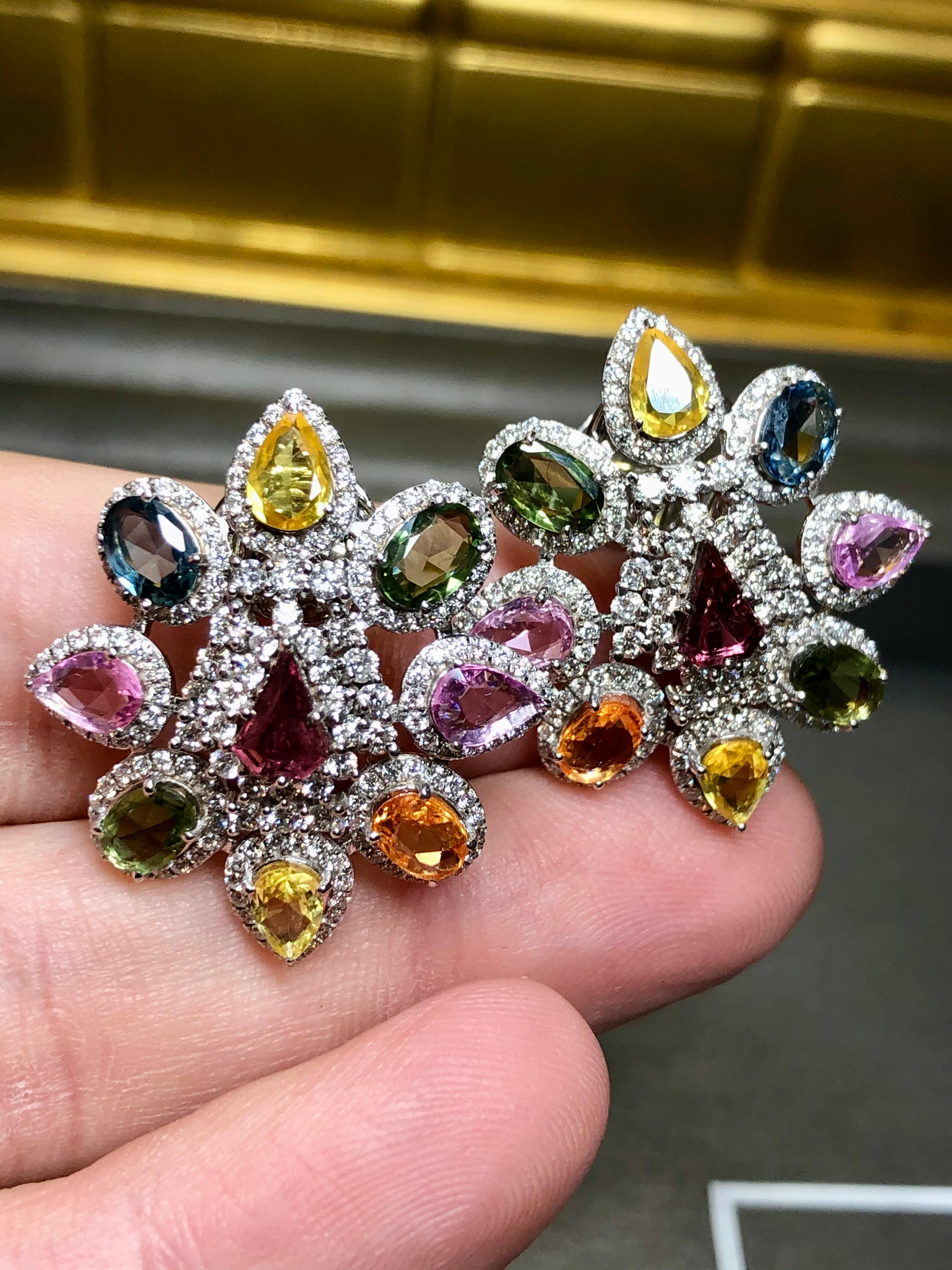 Nachlass 18K Multicolored Fancy Saphir Diamant Omega Back Huggie Ohrringe 11cttw für Damen oder Herren im Angebot