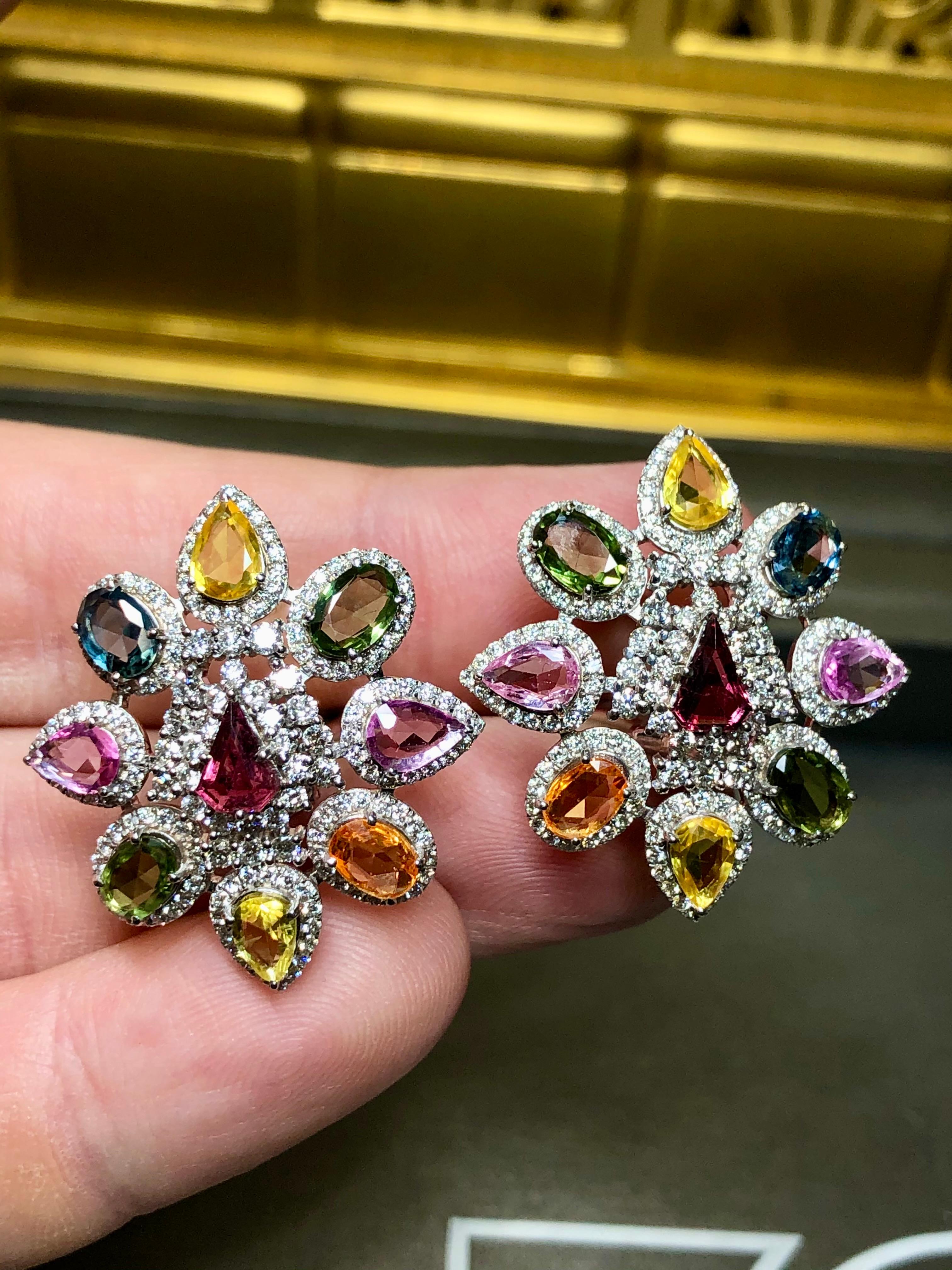Nachlass 18K Multicolored Fancy Saphir Diamant Omega Back Huggie Ohrringe 11cttw im Angebot 1