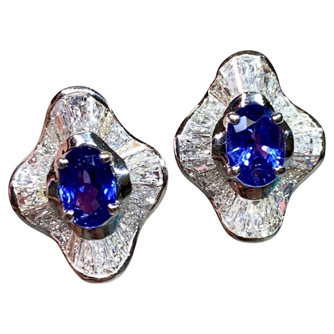 Orecchini da cocktail Estate 18K Oval Sapphire Baguette Diamond Huggie Ballerina in vendita