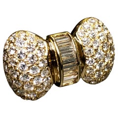 Bague cocktail à nœud papillon en diamants baguettes pavés de 18 carats 3,40 cttw Taille 5,75