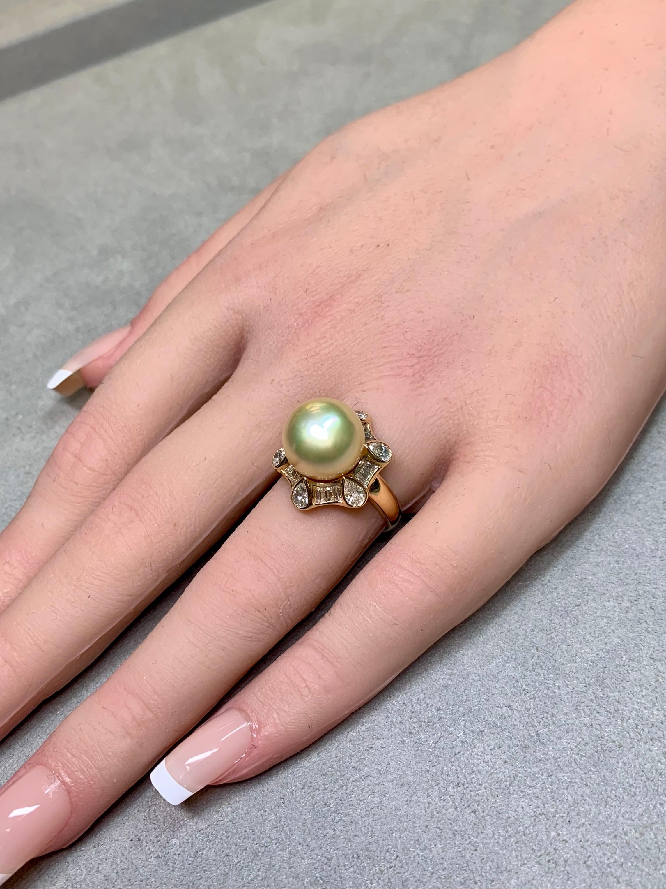 Estate 18K Poire Baguette Diamant Or Paon Perle des Mers du Sud Bague Cocktail en vente 4