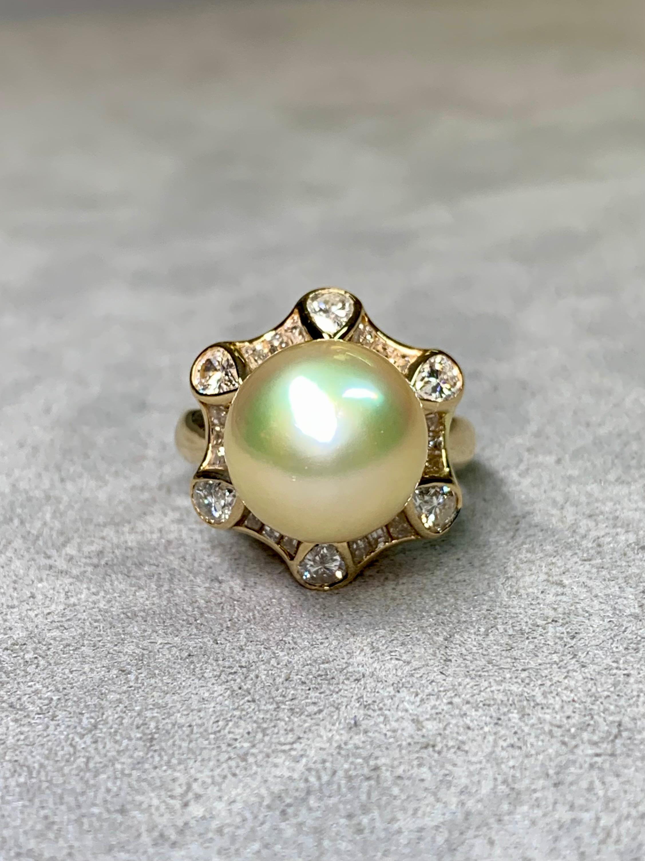 
Cette élégante bague de cocktail en or jaune 18 carats est ornée d'une perle lumineuse des mers du Sud de 11,84 mm. La perle présente une riche teinte dorée avec une subtile nuance de vert paon, créant un jeu de couleurs captivant. La perle est