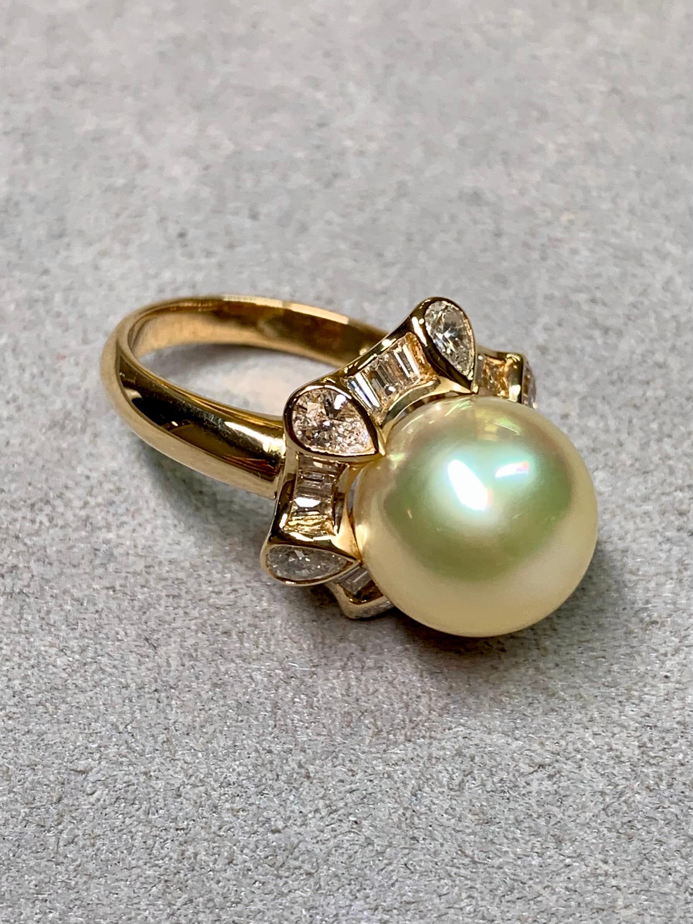 Contemporain Estate 18K Poire Baguette Diamant Or Paon Perle des Mers du Sud Bague Cocktail en vente