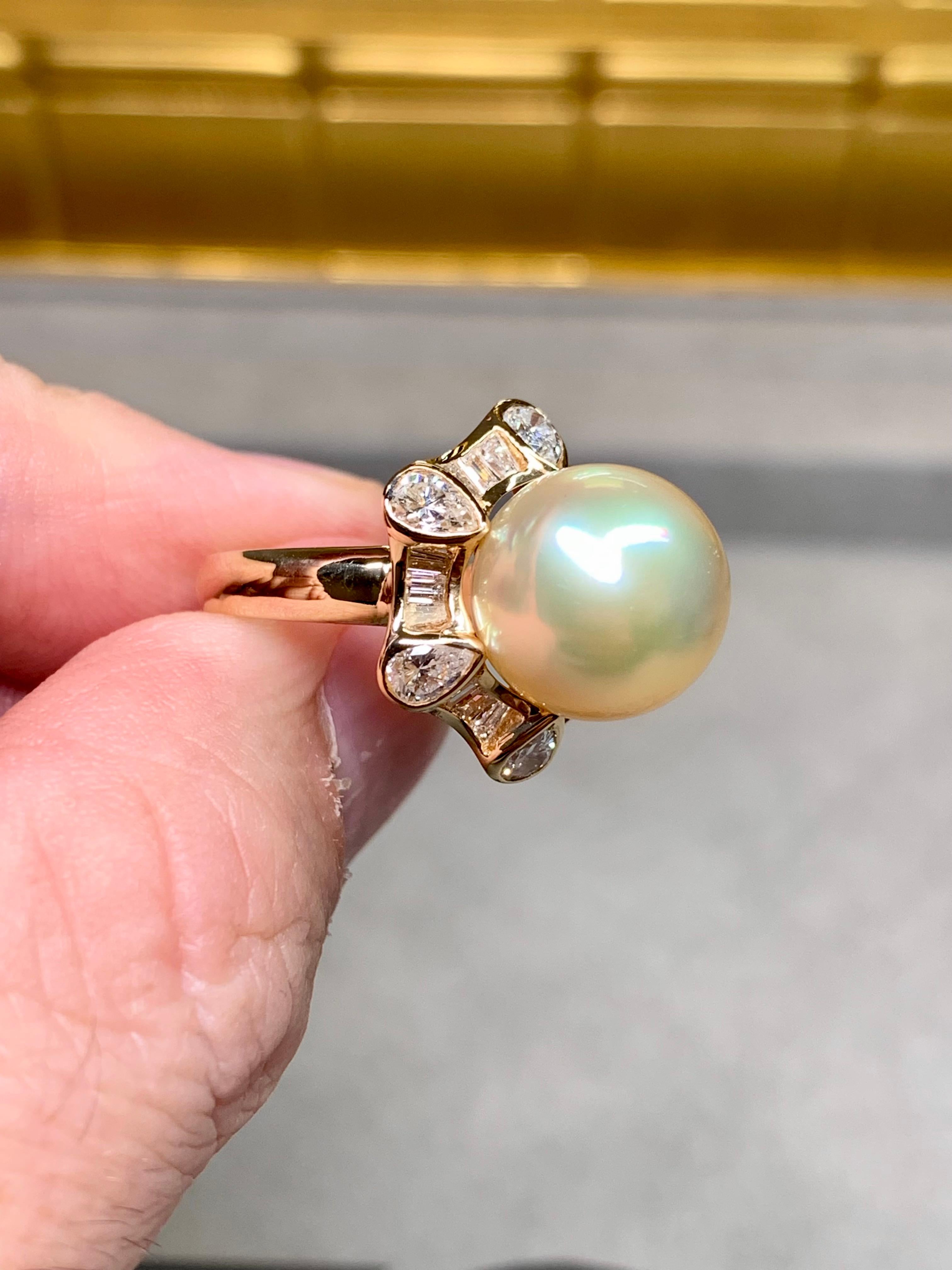 Estate 18K Poire Baguette Diamant Or Paon Perle des Mers du Sud Bague Cocktail en vente 1