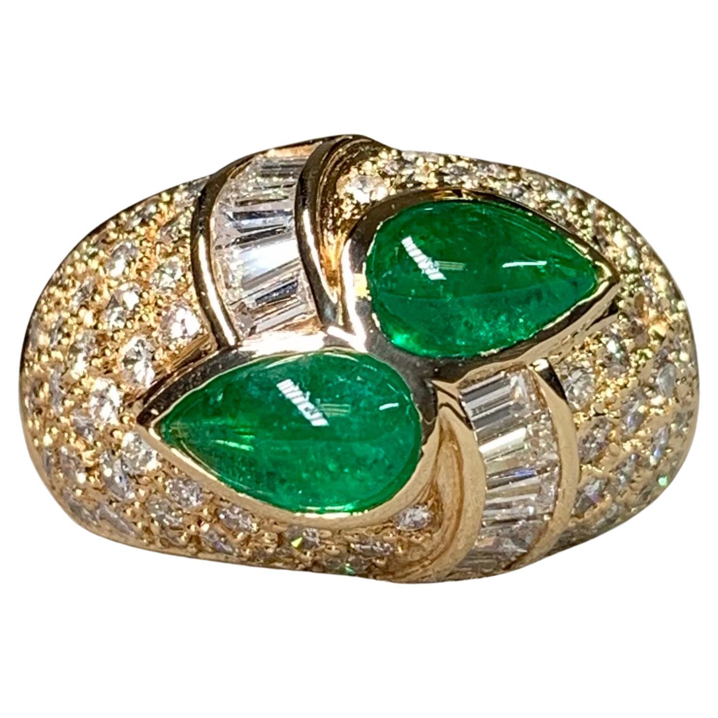 Estate 18K Pear Cabochon Emerald Baguette Round Diamond Cocktail Ring en vente