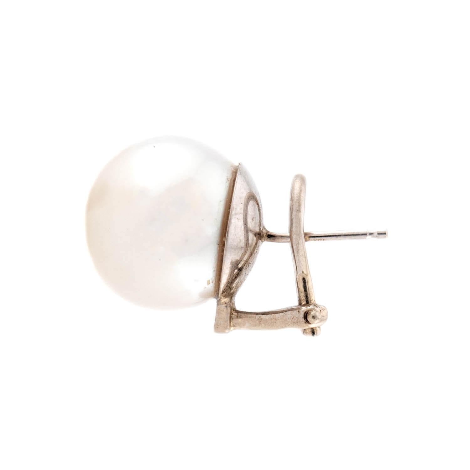 Un paio di borchie di perle eleganti e attraenti! Ognuno di questi orecchini classici ed eleganti mostra una singola perla dei mari del sud di colore bianco crema, del diametro di circa 13 mm. Entrambe le perle presentano un'elevata lucentezza