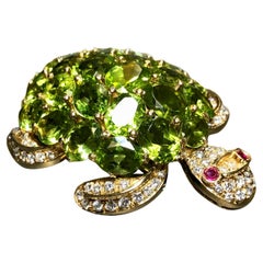 Alfiler con forma de tortuga de 18 quilates con peridoto, diamante y rubí 53,50 ctw