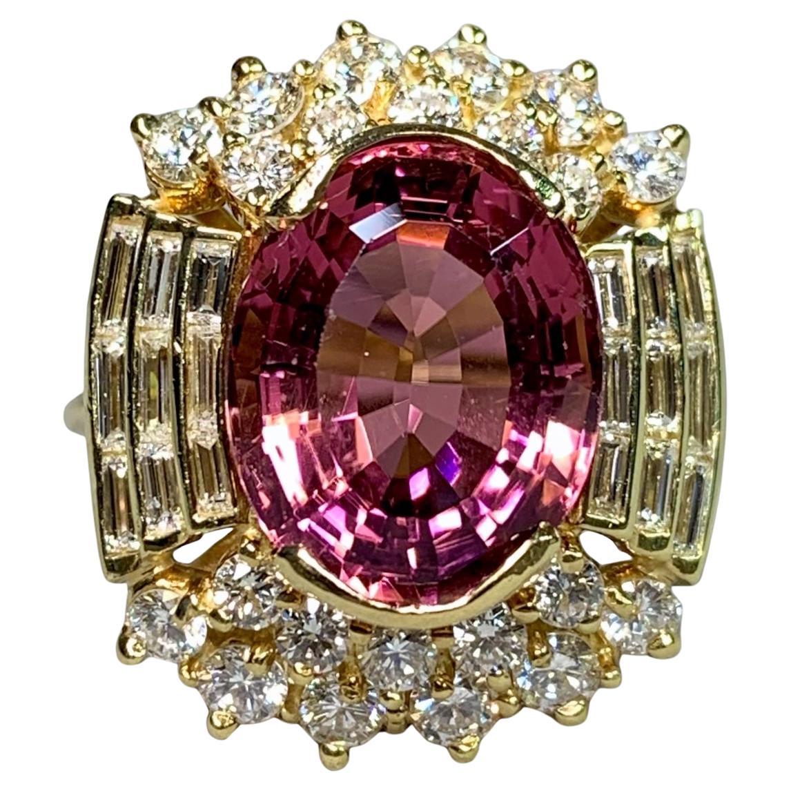 Anello da cocktail con tormalina rosa Baguette e diamanti rotondi 8,84ctw G Vs in vendita