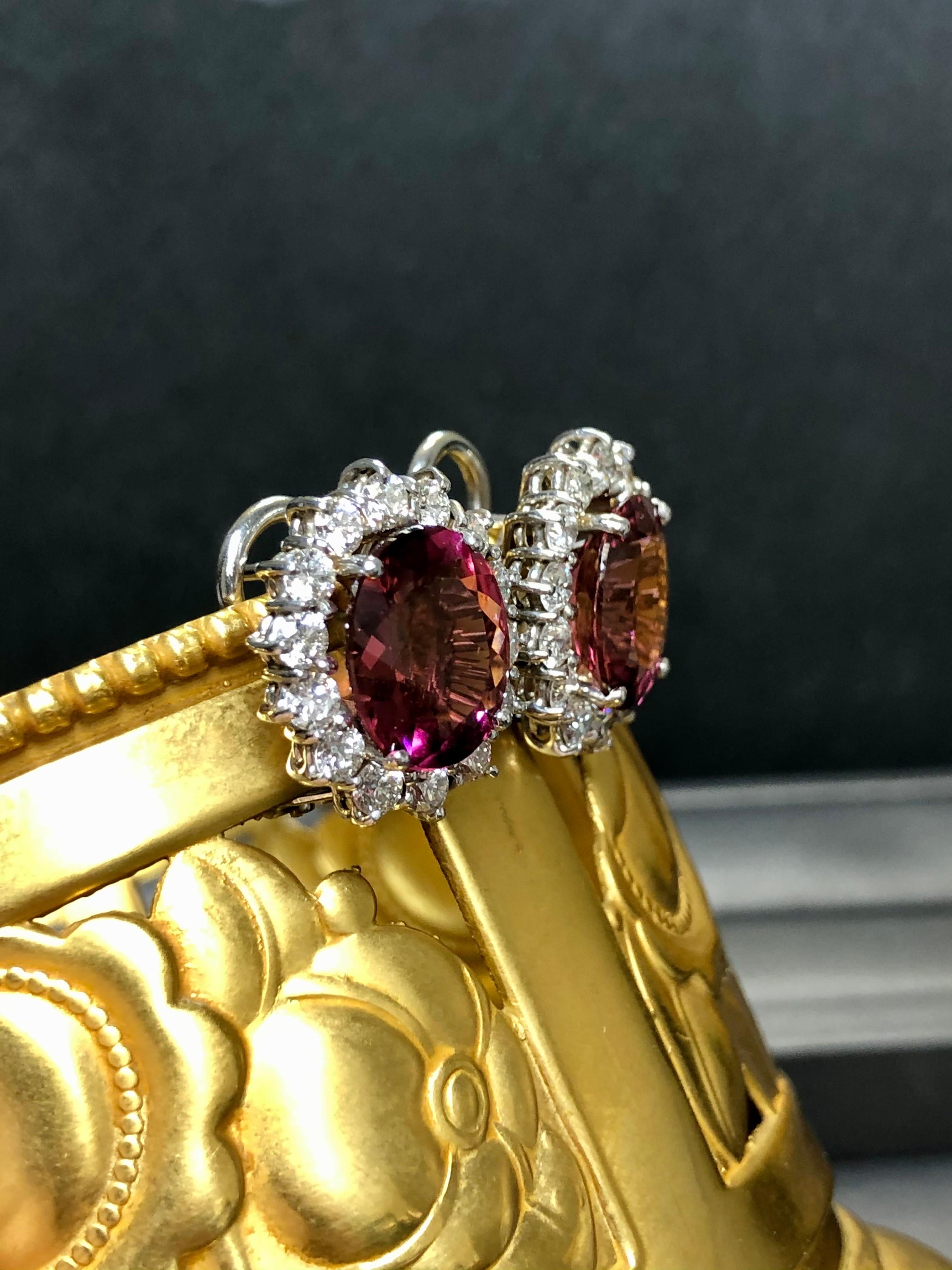 Estate 18K Rosa Turmalin Diamant Omega Back Oval Huggie Ohrringe 11.30cttw (Ovalschliff)