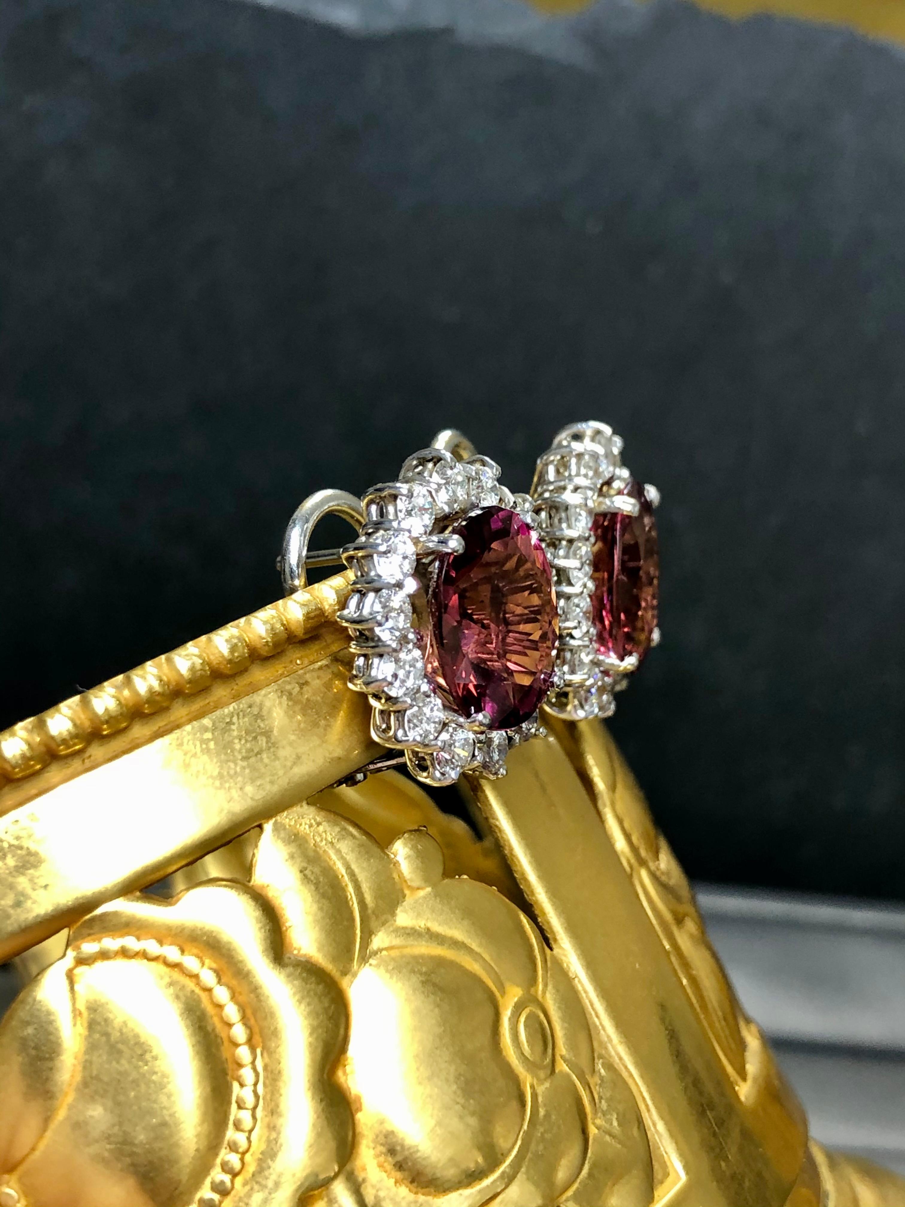 Estate 18K Rosa Turmalin Diamant Omega Back Oval Huggie Ohrringe 11.30cttw im Zustand „Hervorragend“ in Winter Springs, FL