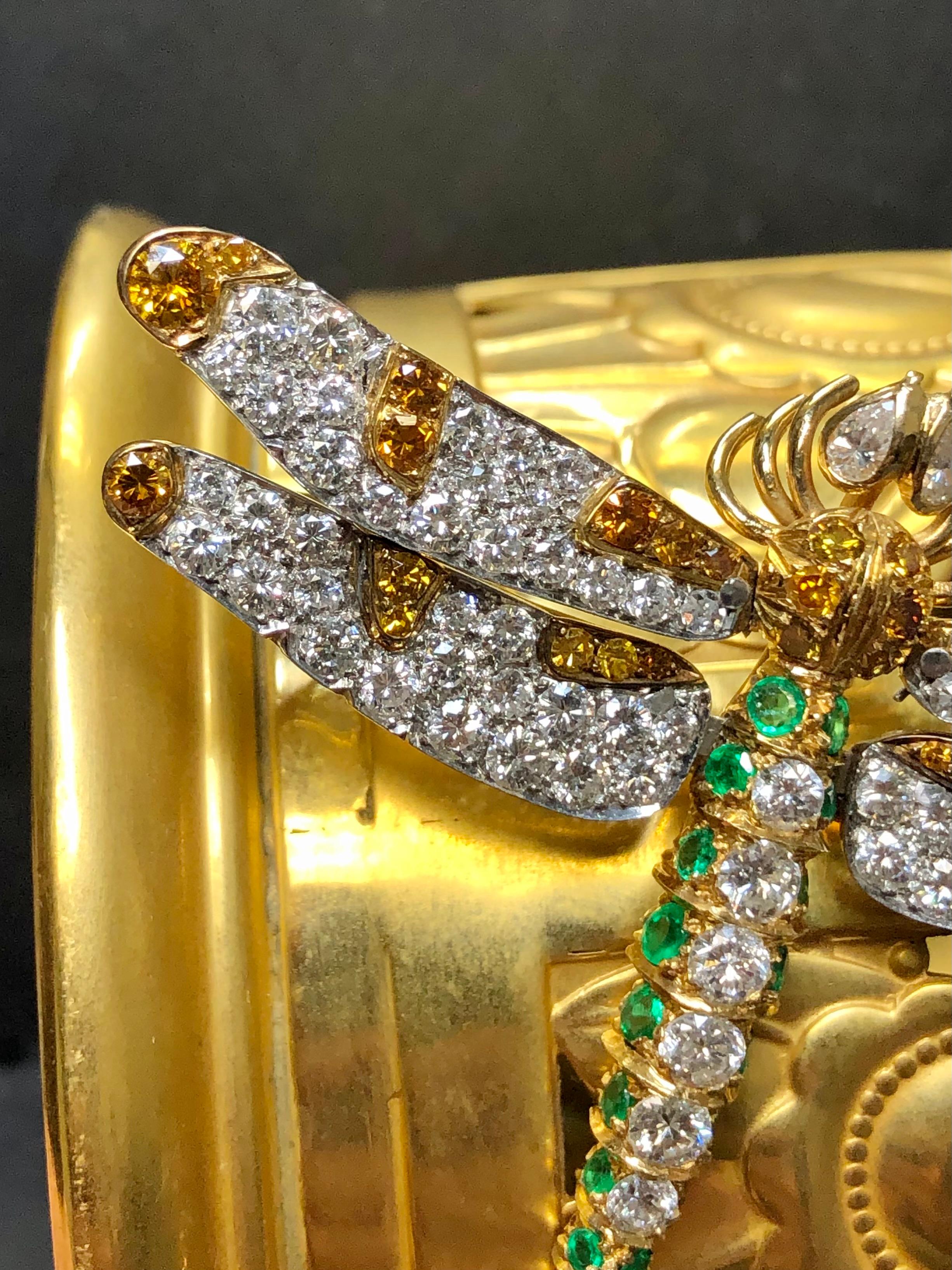 Taille ronde Broche libellule articulée en platine 18 carats avec diamants blancs et émeraudes en vente