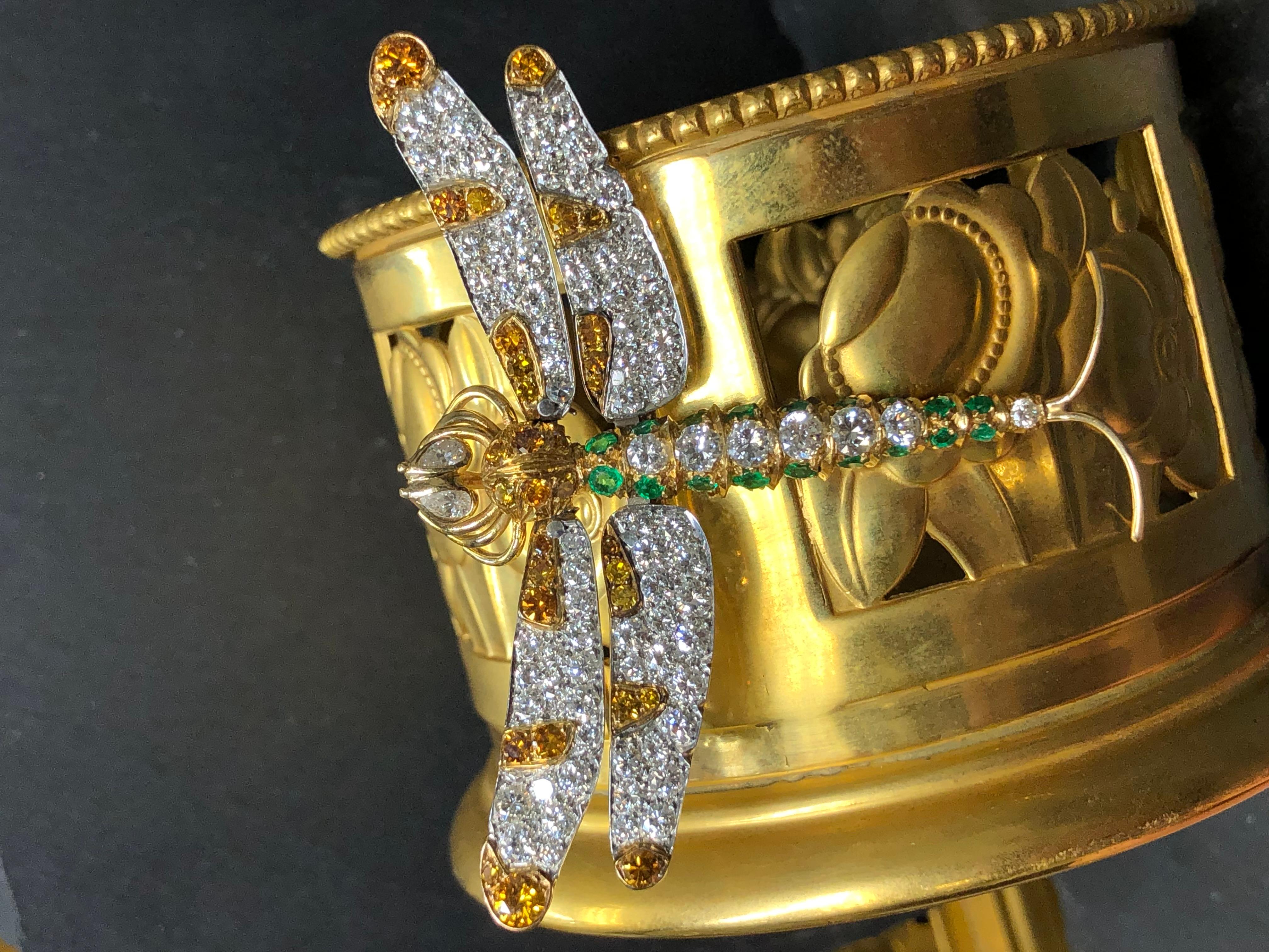 Broche libellule articulée en platine 18 carats avec diamants blancs et émeraudes Unisexe en vente