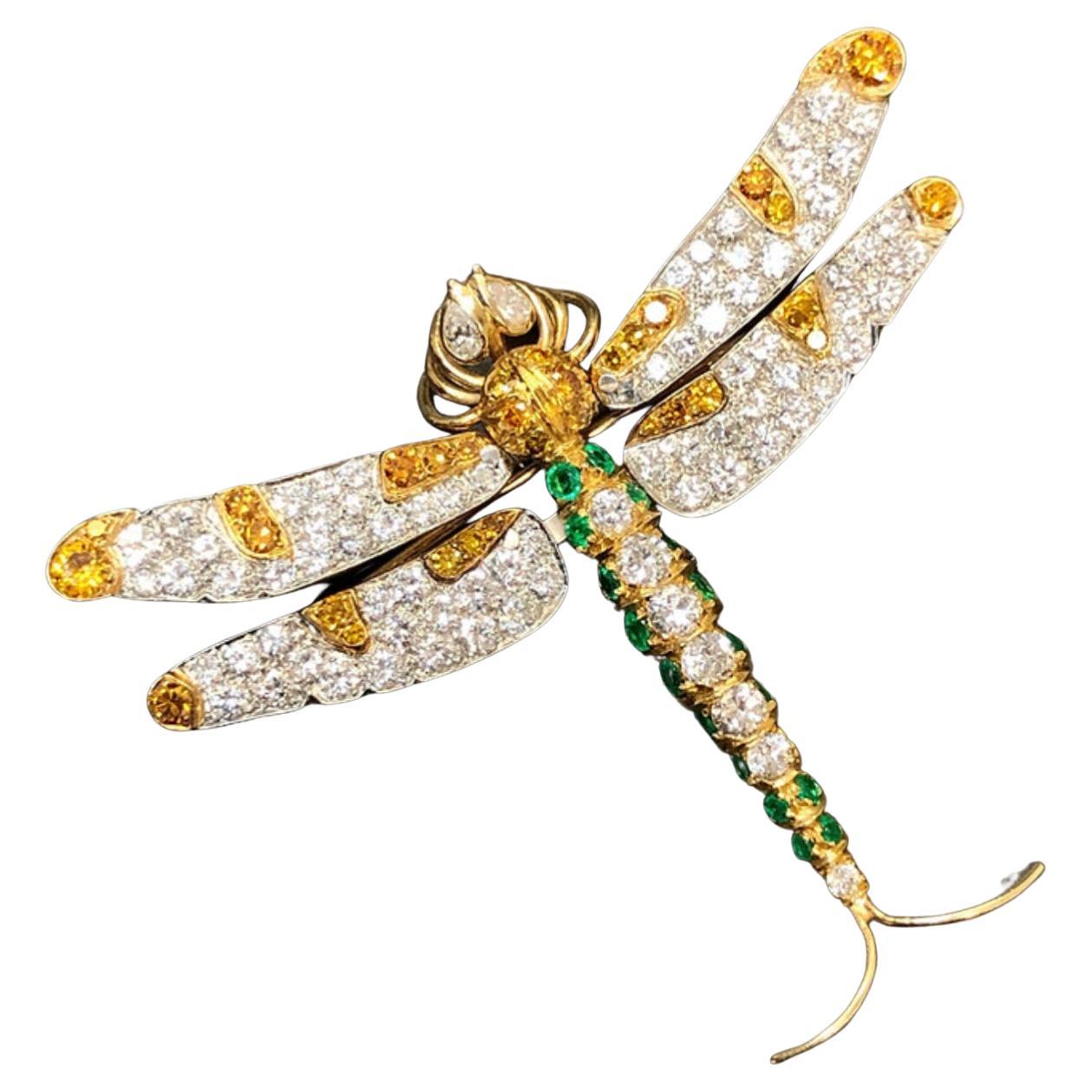 Broche libellule articulée en platine 18 carats avec diamants blancs et émeraudes en vente