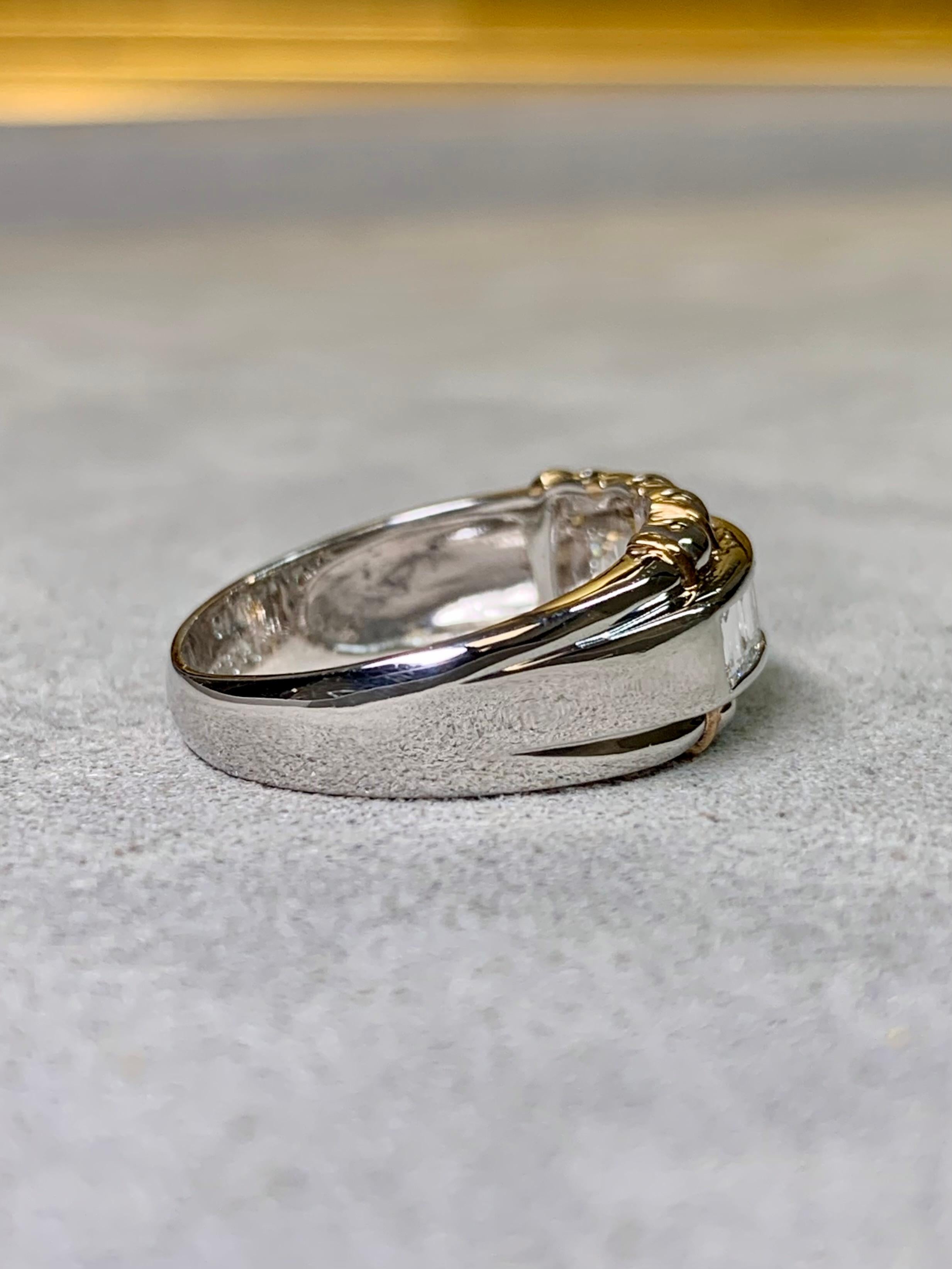 Esta elegante alianza combina la sofisticación atemporal con un toque moderno, elaborada en platino macizo y acentuada con oro amarillo de 18 quilates. Su diseño festoneado es a la vez audaz y refinado, con elegantes diamantes baguette engarzados en