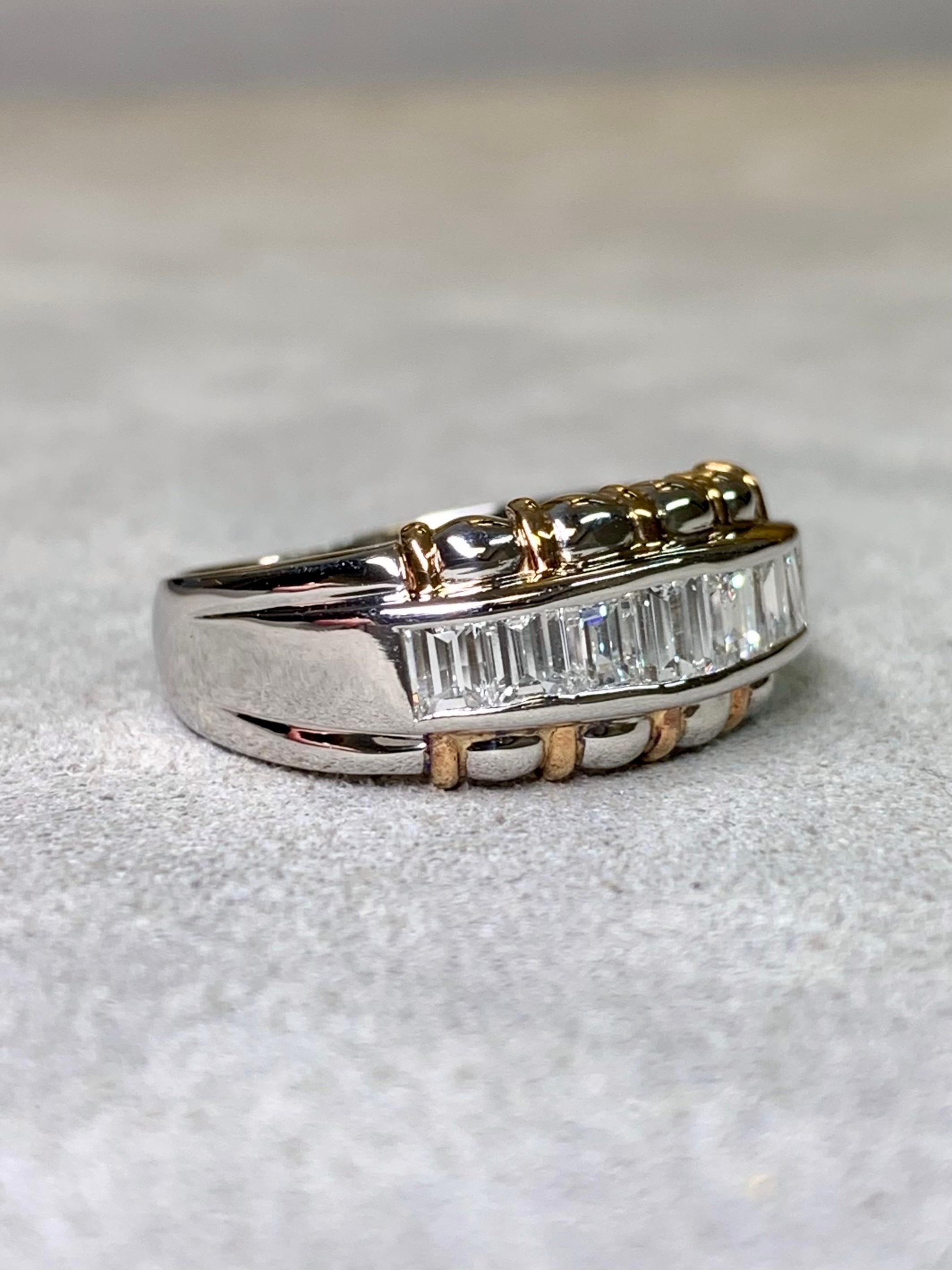 Anillo con banda festoneada de diamantes baguette en canal de platino de 18 quilates 1,10 ctw Retro en venta
