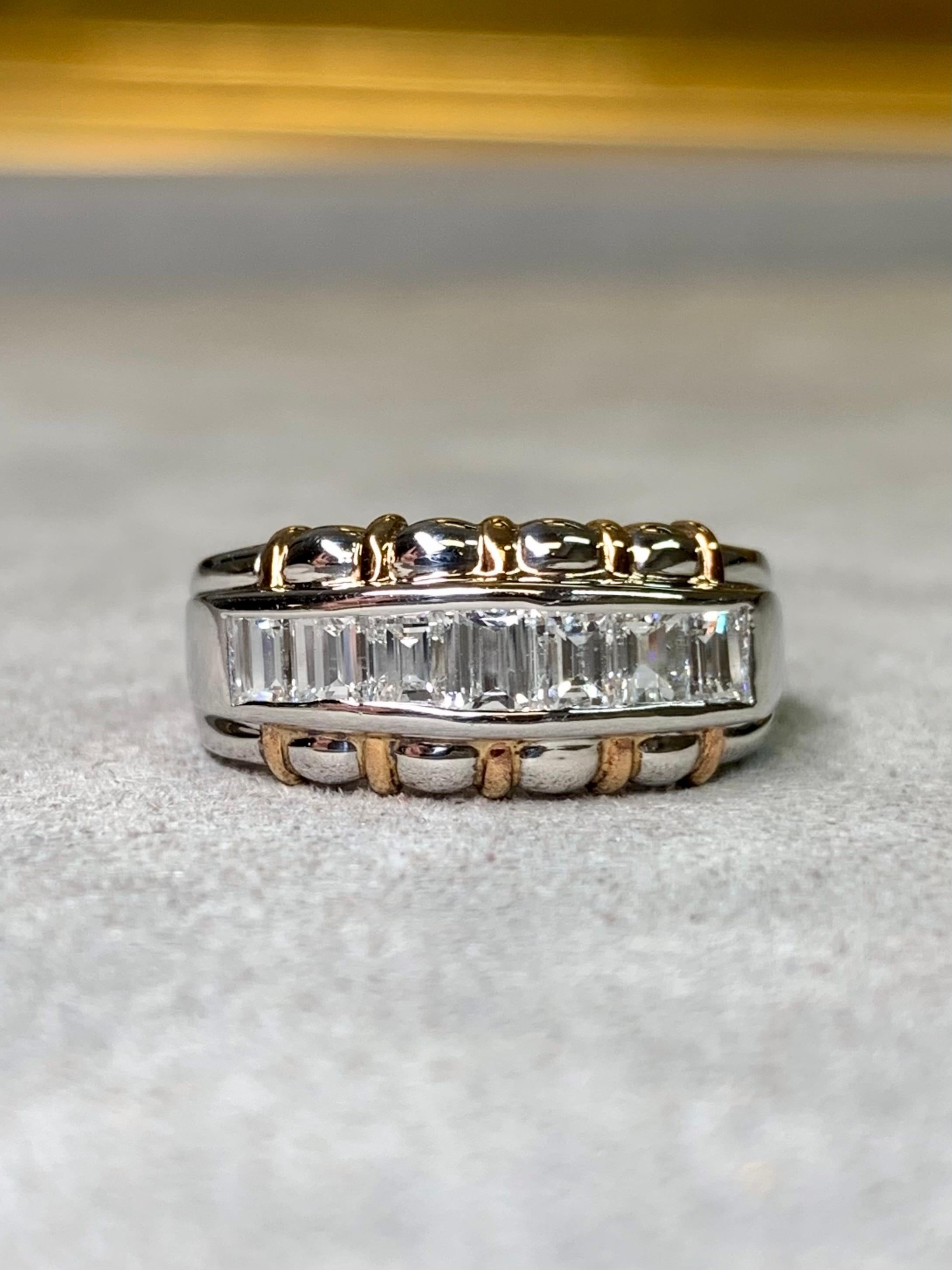 Anillo con banda festoneada de diamantes baguette en canal de platino de 18 quilates 1,10 ctw Corte baguette en venta