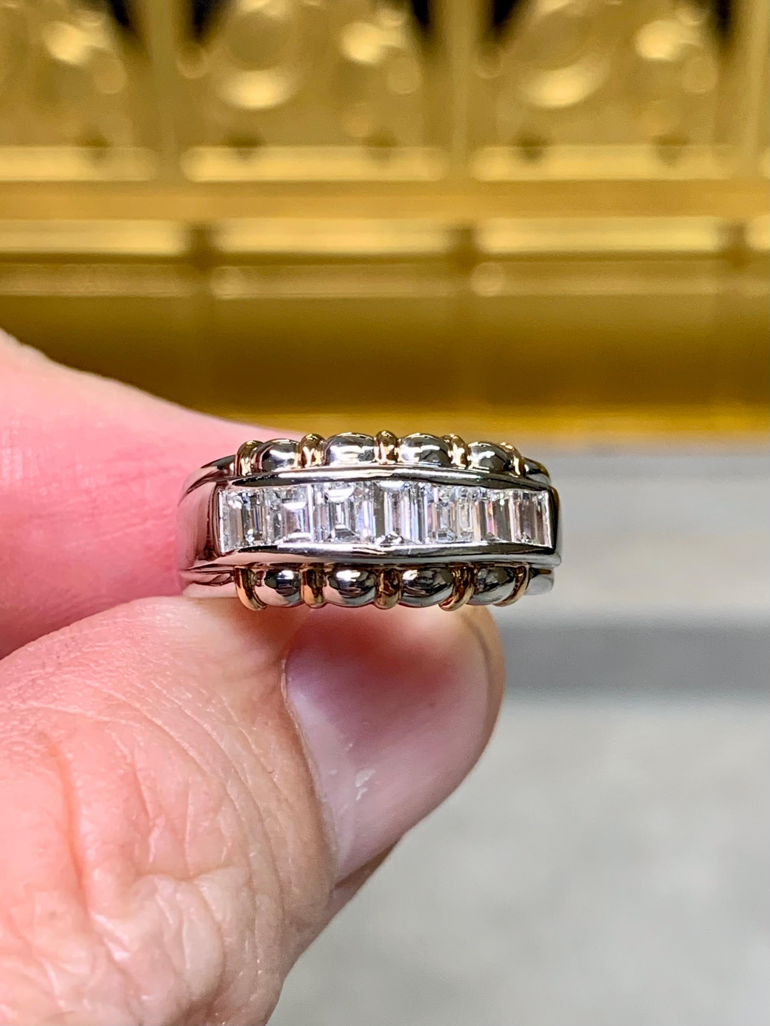 Anillo con banda festoneada de diamantes baguette en canal de platino de 18 quilates 1,10 ctw en Excelente estado para la venta en Winter Springs, FL