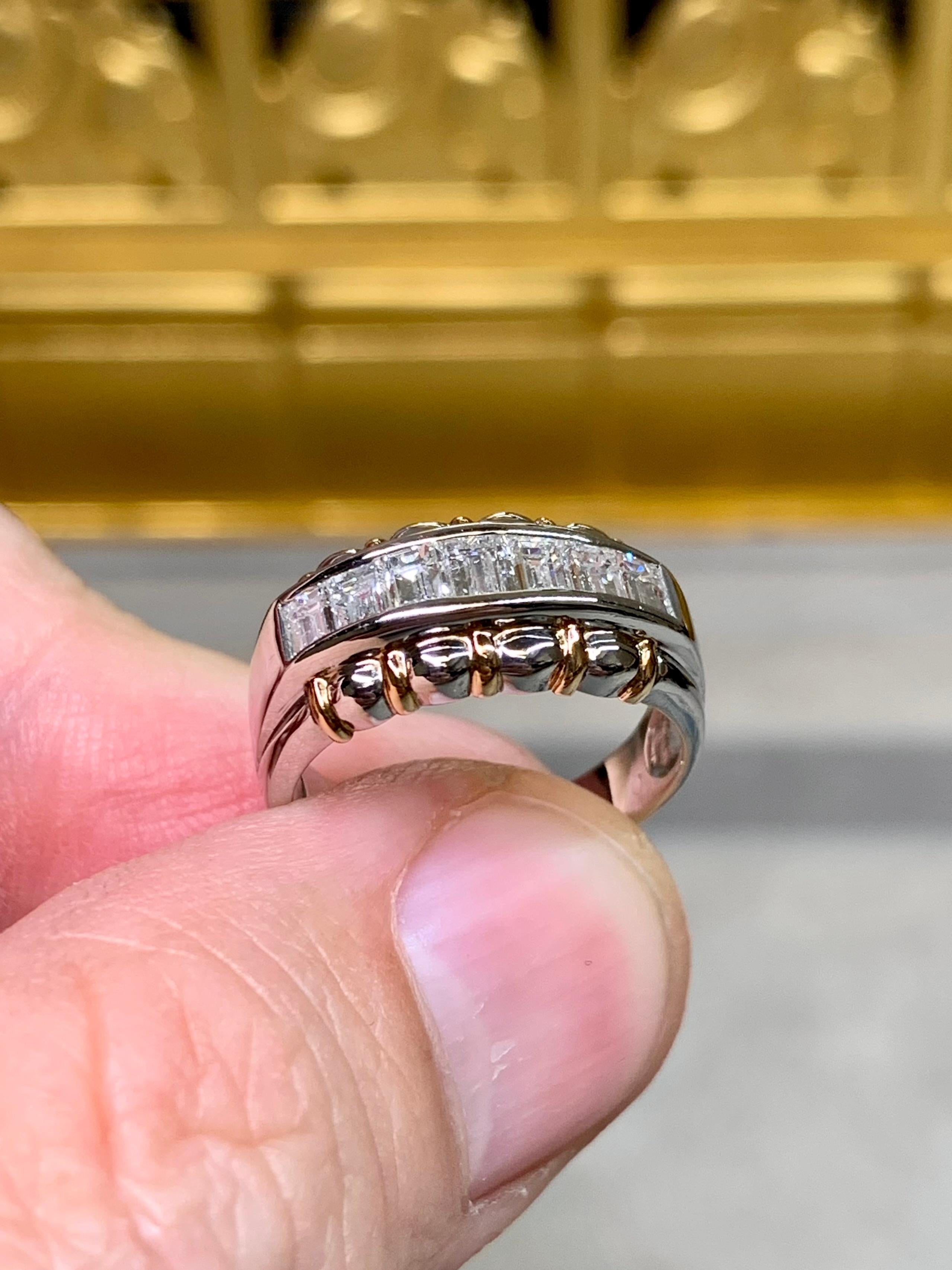 Femenino o masculino Anillo con banda festoneada de diamantes baguette en canal de platino de 18 quilates 1,10 ctw en venta