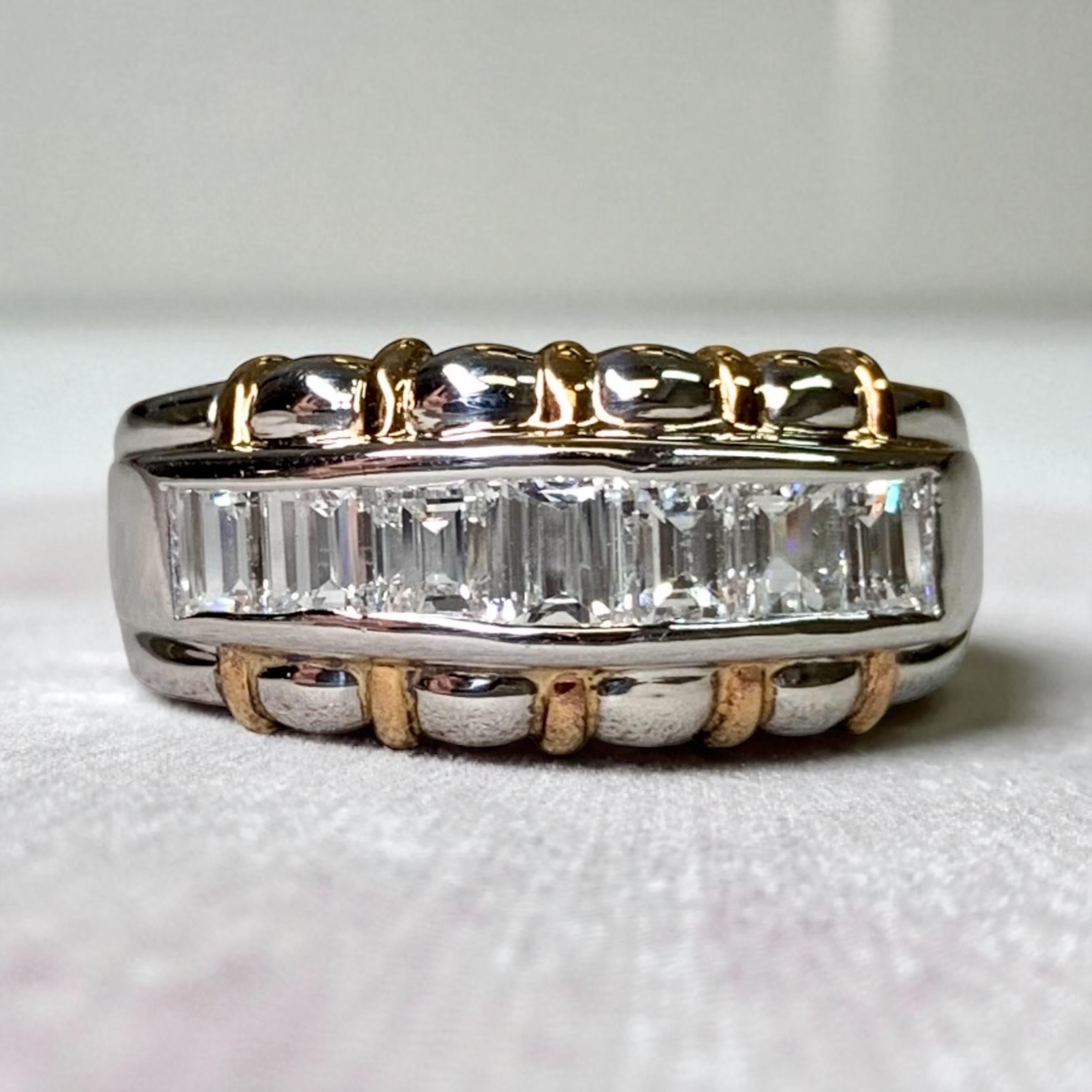 Anillo con banda festoneada de diamantes baguette en canal de platino de 18 quilates 1,10 ctw en venta 3