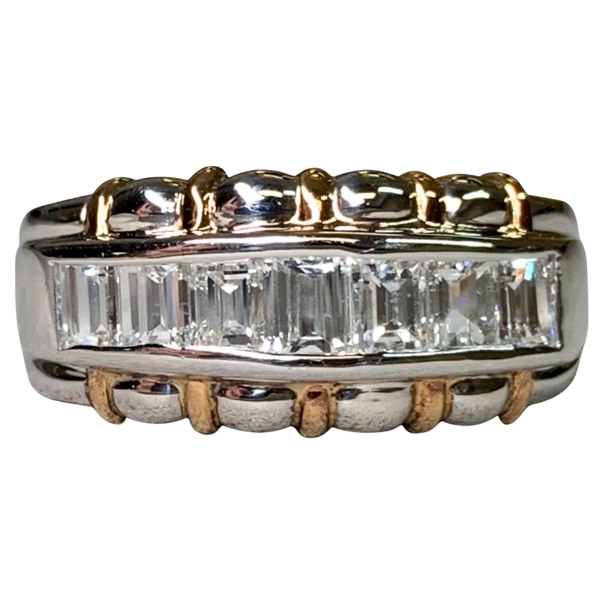 Anillo con banda festoneada de diamantes baguette en canal de platino de 18 quilates 1,10 ctw en venta