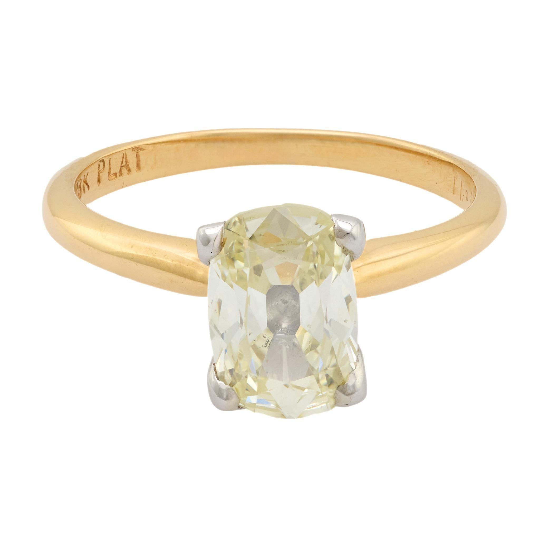 Une bague de fiançailles intemporelle ! Réalisée en or jaune 18 carats et en platine, cette bague est ornée d'un diamant solitaire allongé de taille coussin. La pierre de 1,50 ct est sertie dans une monture à quatre branches en platine et affiche