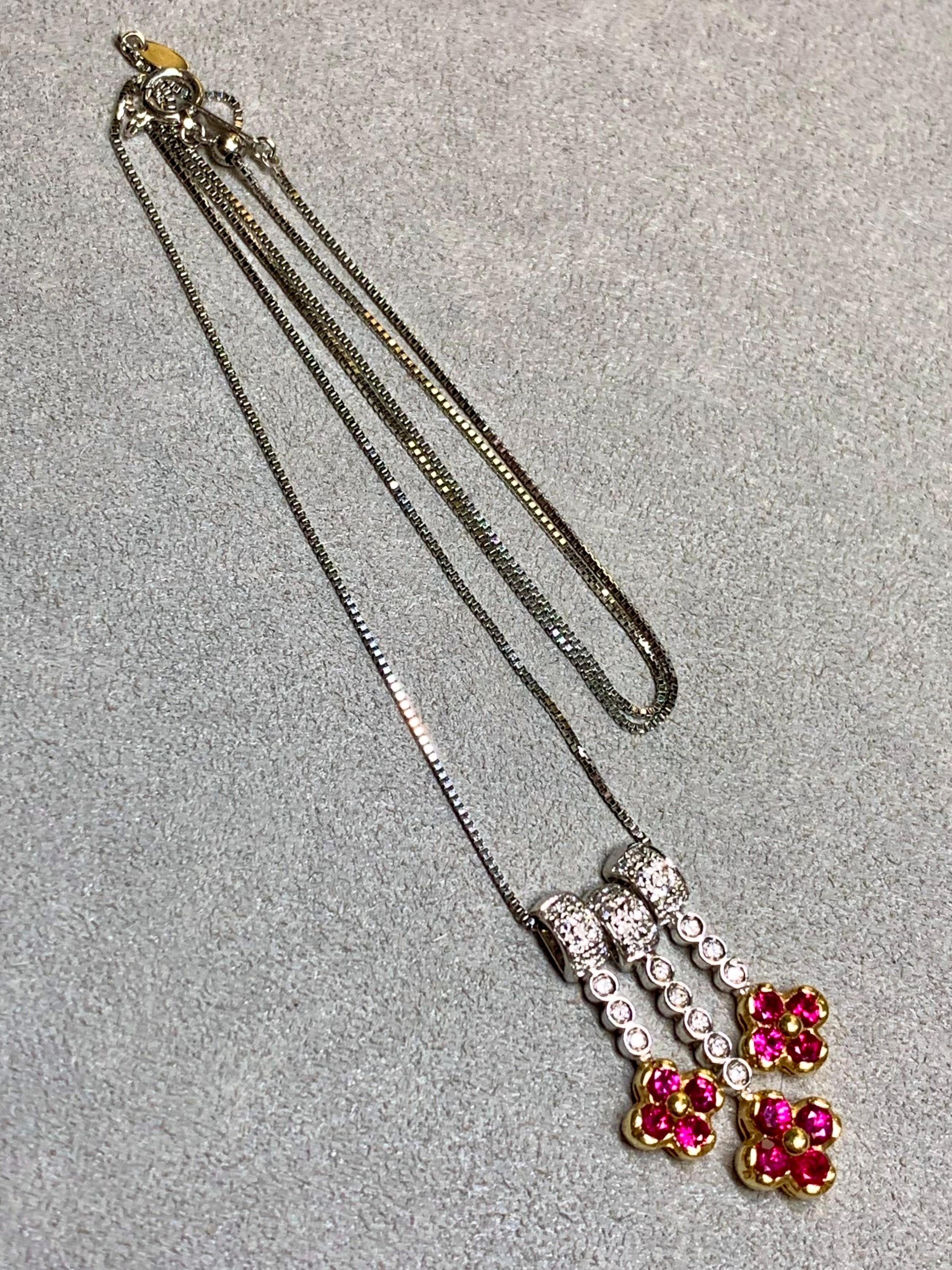 Un élégant pendentif en or blanc et jaune 18 carats serti de diamants ronds de couleur G-H et de pureté Vs1-2, ainsi que de rubis ronds de couleur naturelle rouge vif, d'une valeur de 1,20 carat.


Dimensions/Poids :

Le pendentif mesure 1