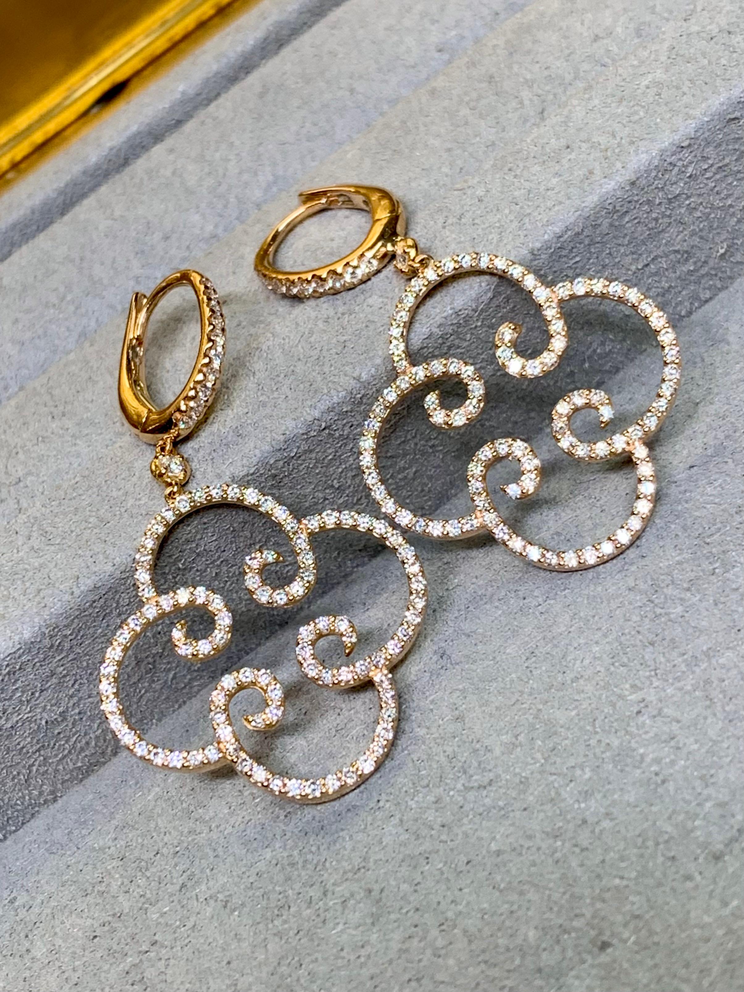 Diese modernen Klee-Ohrringe sind aus 18 Karat Roségold gefertigt und mit ca. 3,00 Karat runden Brillanten besetzt. Die Diamanten funkeln mit außergewöhnlicher Farbe (G bis I) und Reinheit (VS1 bis VS2) und verleihen dem verspielten Kleemotiv