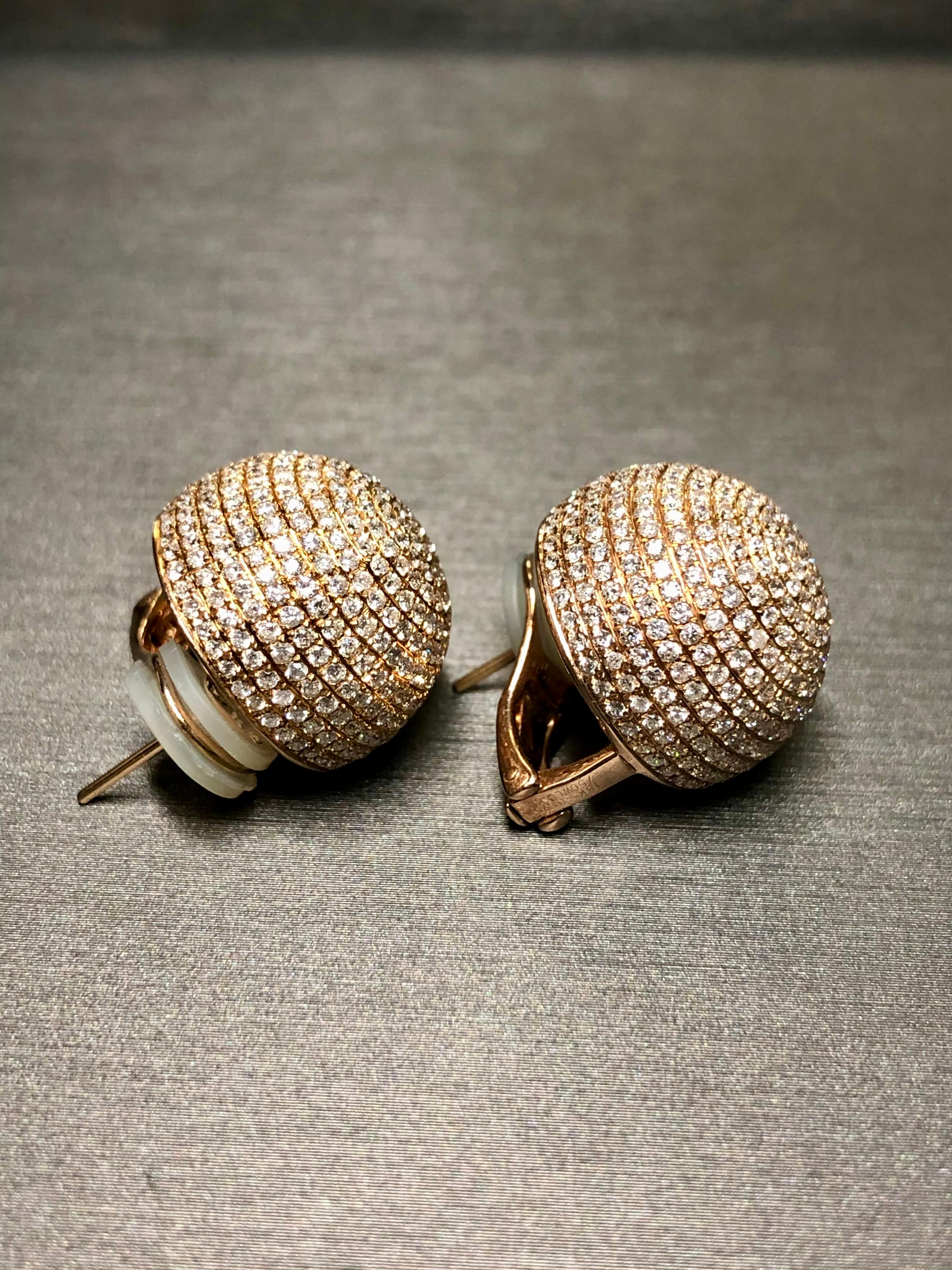 Ein wunderschönes Paar zeitgenössischer kuppelförmiger Ohrringe aus 18 Karat Roségold, besetzt mit ca. 5,60cttw runden Diamanten der Farbe H-I und der Reinheit Si1-2. Diese atemberaubenden Ohrringe sind mit Omegafassungen