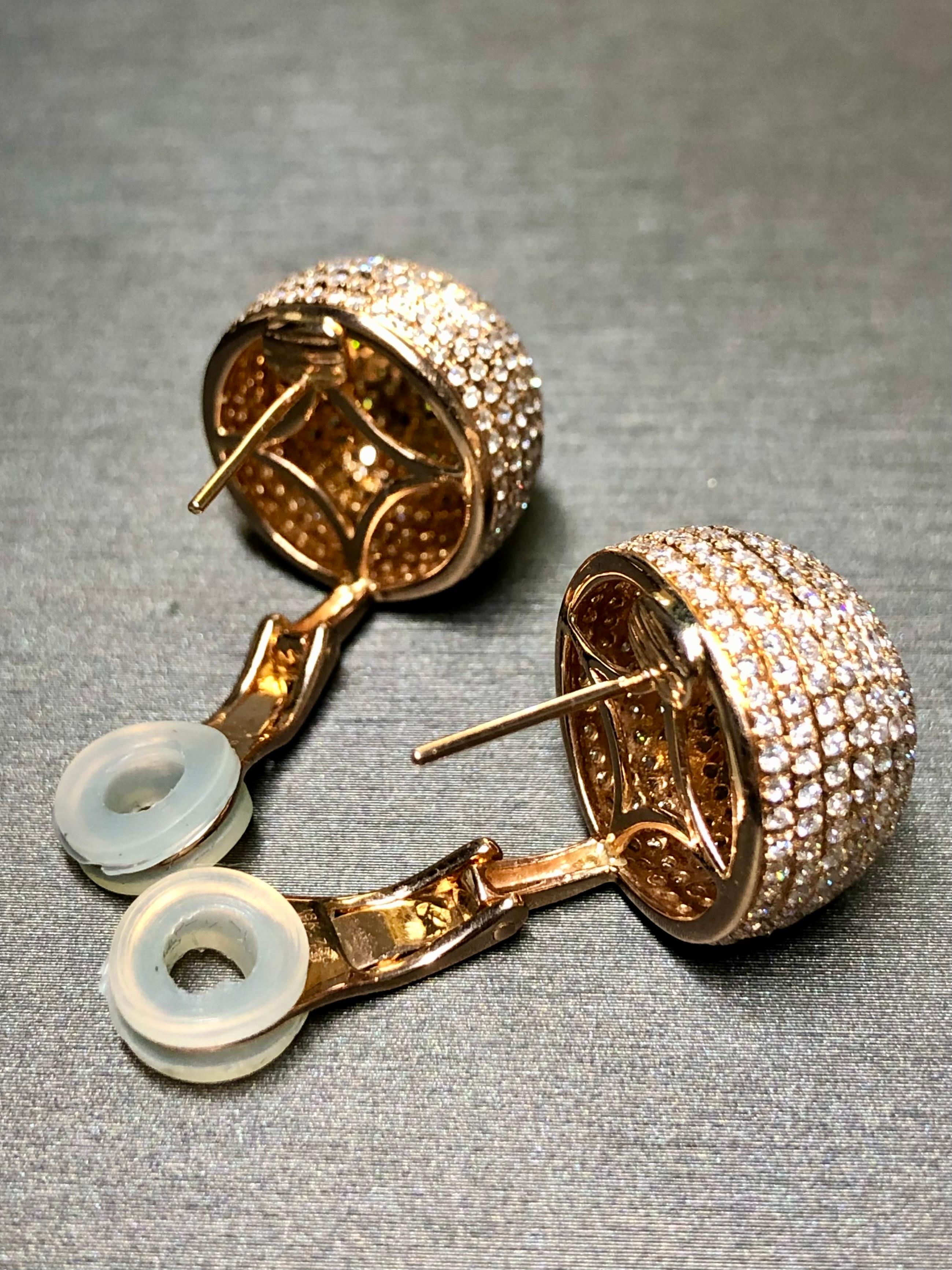 Estate 18K Rose Gold Pave Diamant Ball Dome Omega zurück Huggie Ohrringe 5,60cttw (Rundschliff) im Angebot