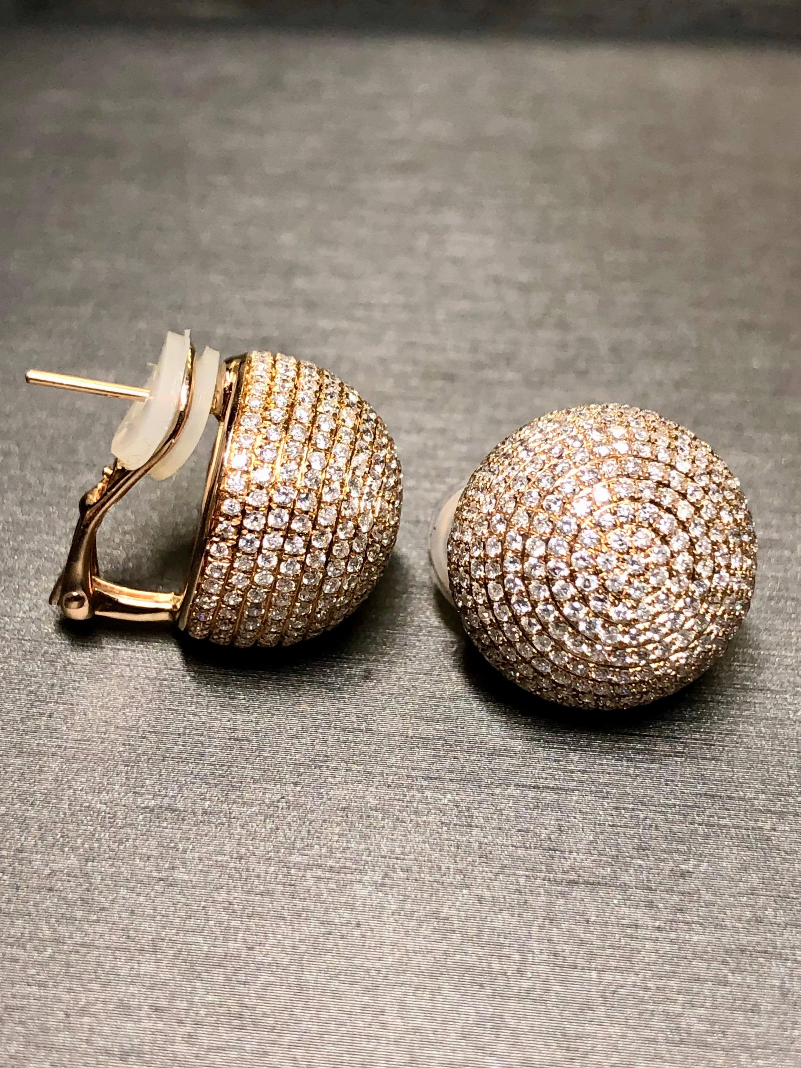 Estate 18K Rose Gold Pave Diamant Ball Dome Omega zurück Huggie Ohrringe 5,60cttw im Zustand „Gut“ im Angebot in Winter Springs, FL