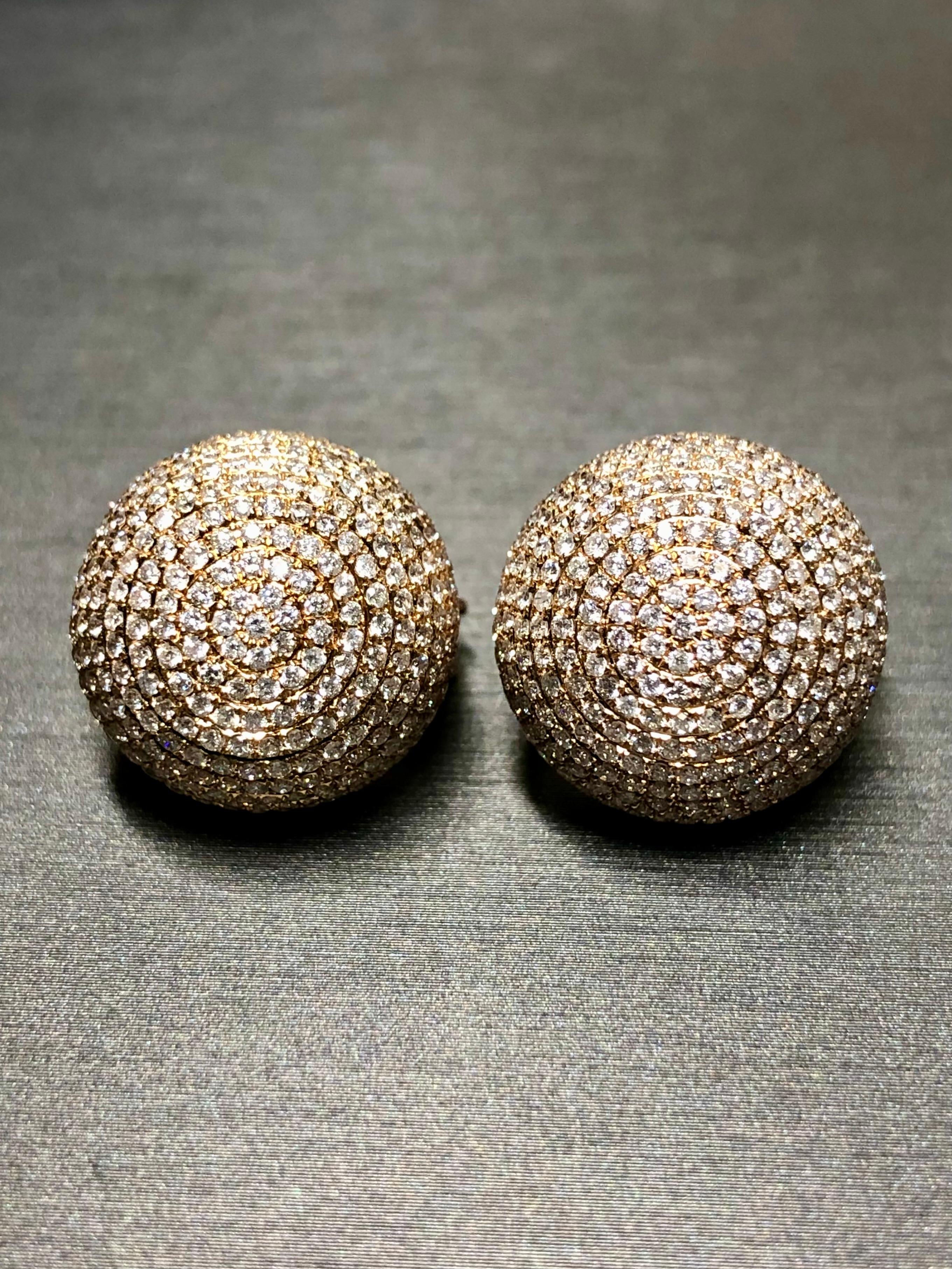 Estate 18K Rose Gold Pave Diamant Ball Dome Omega zurück Huggie Ohrringe 5,60cttw für Damen oder Herren im Angebot