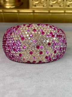 Pulsera tipo brazalete ancha y abombada de Estate, en oro rosa de 18 quilates con pavé de zafiros rosas y diamantes, 47 ct en total
