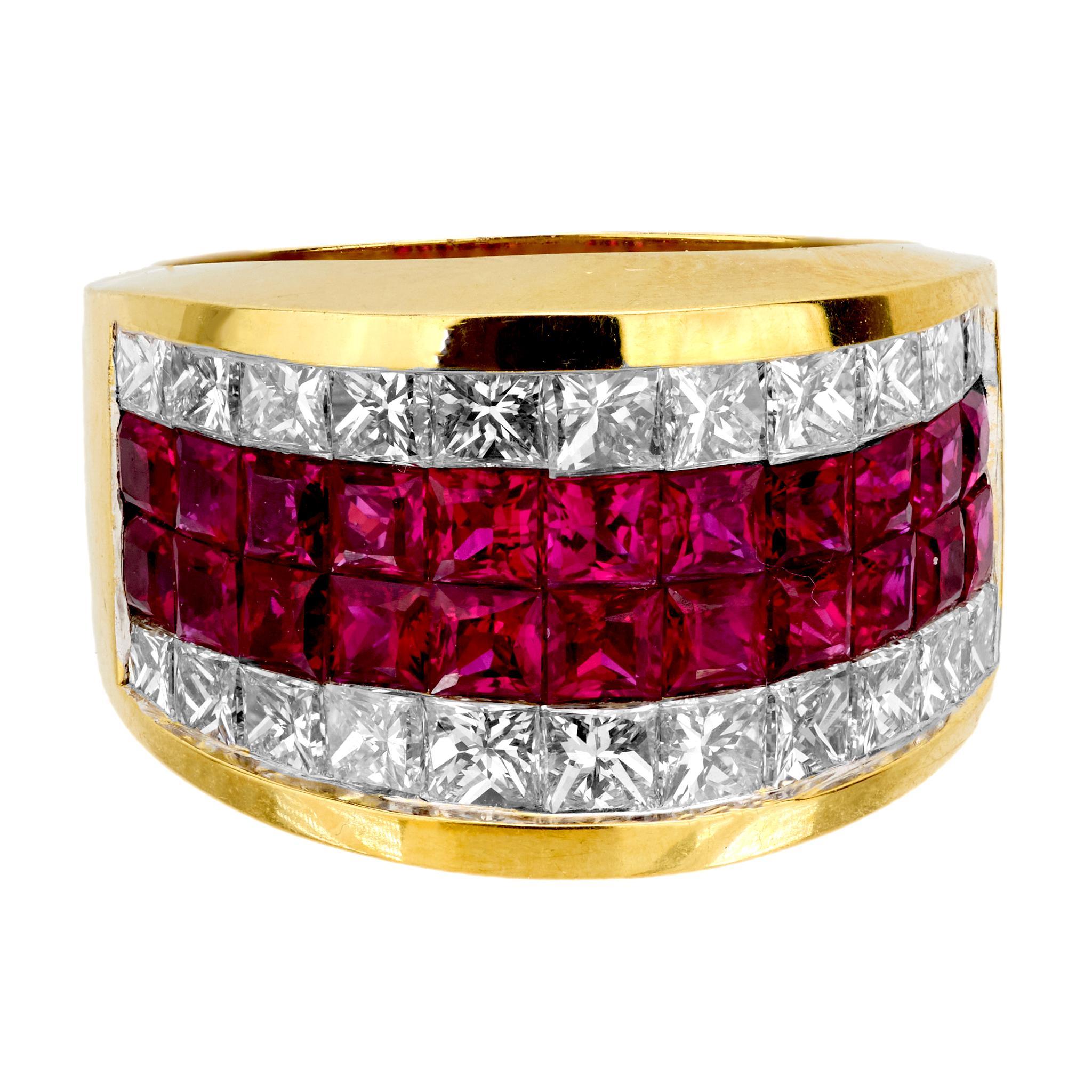 Ein fabelhafter und farbenfroher Zigarrenbandring! Die Vorderseite des aus 18 Karat Gelbgold gefertigten Rings ist mit vier Steinreihen verziert. Die beiden mittleren Reihen sind mit schönen, quadratisch geschliffenen Rubinen besetzt, die in