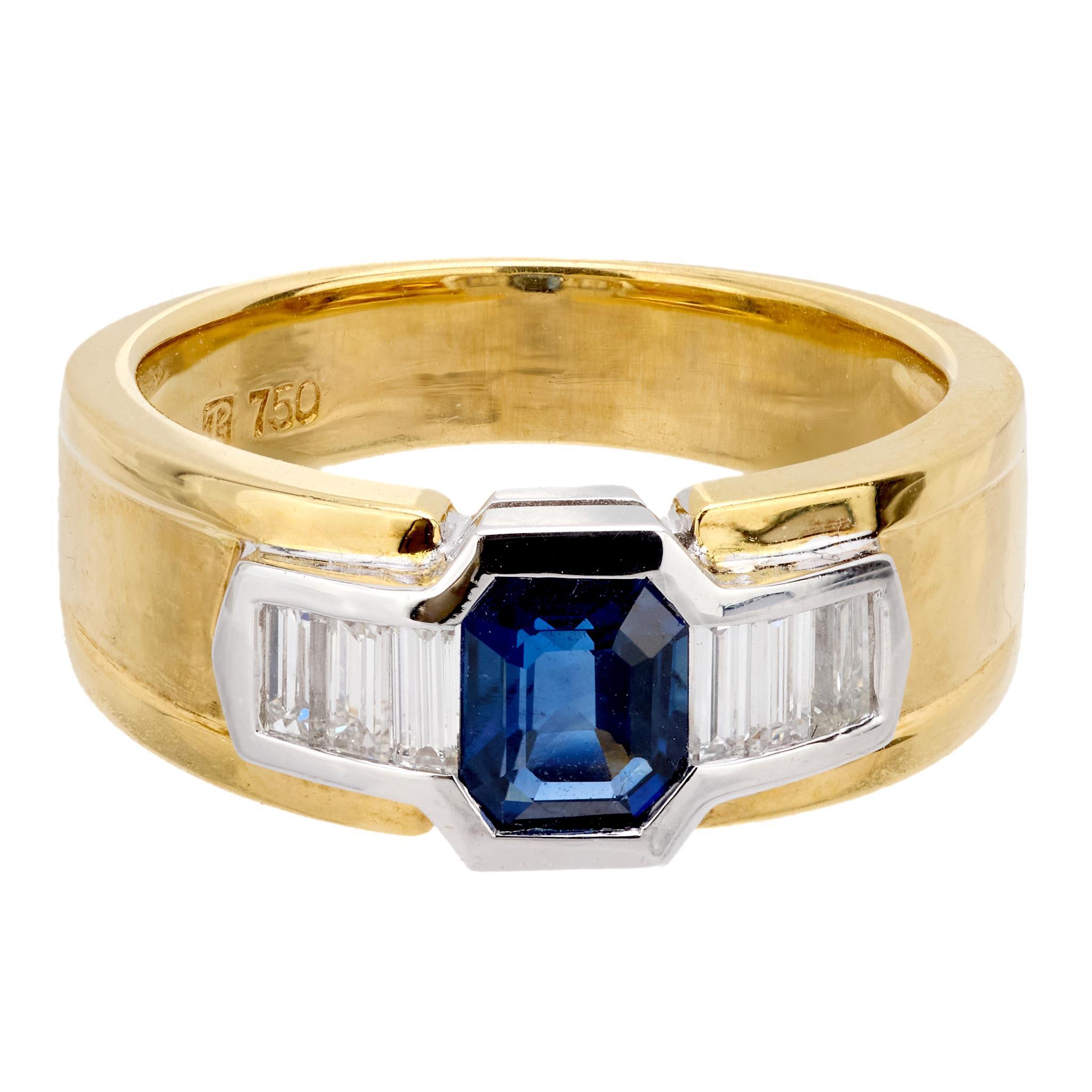 Un bellissimo anello con zaffiro e diamante! Realizzato in oro giallo e bianco 18 carati, questo anello presenta uno zaffiro centrale con taglio a smeraldo, inserito in un castone semplice e liscio. Lo zaffiro ha un peso totale di circa 1,25 carati