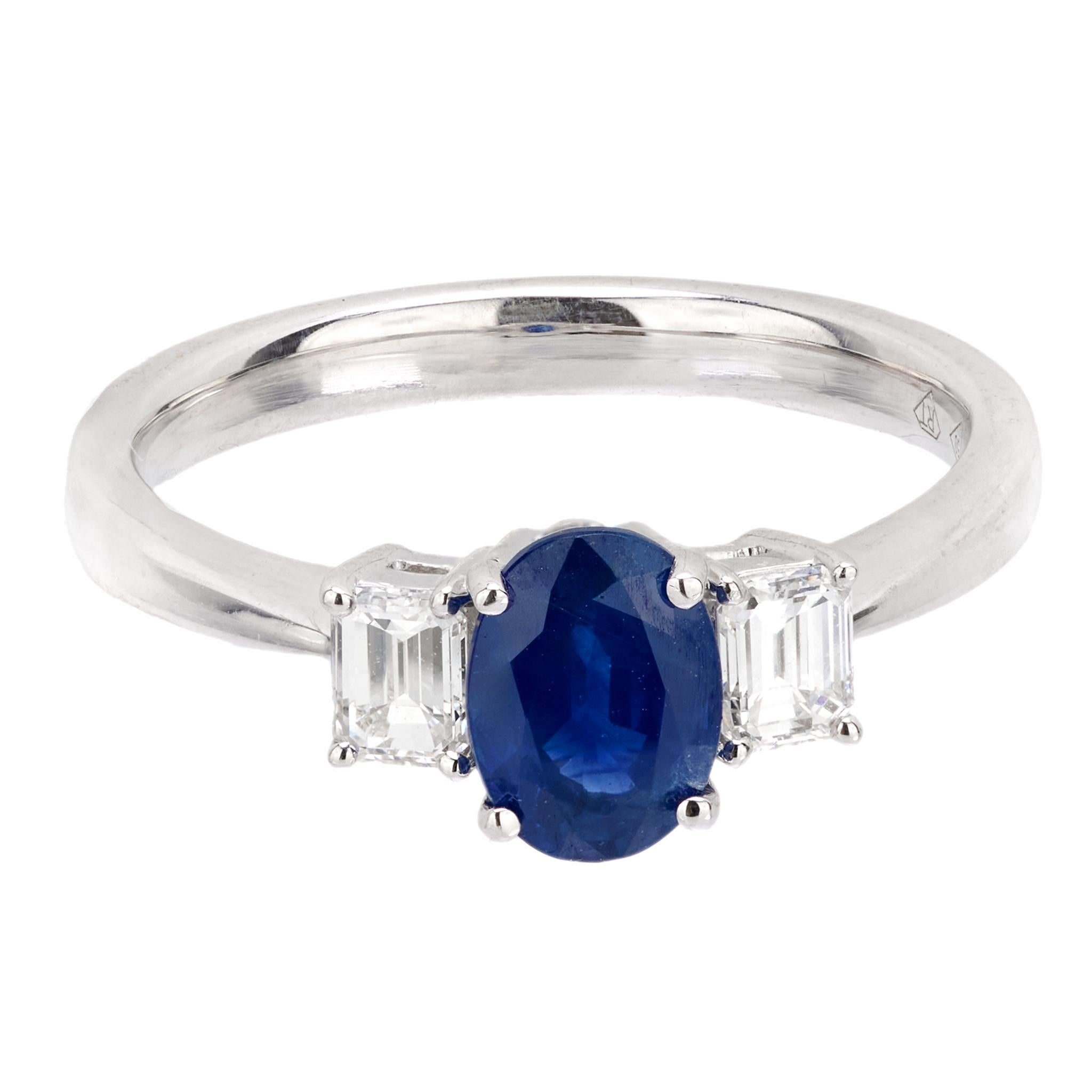 Une magnifique bague en saphir et diamant de style Estate ! Cette magnifique pièce est réalisée en or blanc 18 carats et présente un saphir central de taille ovale. Le saphir est serti dans une monture à quatre griffes et présente une belle teinte